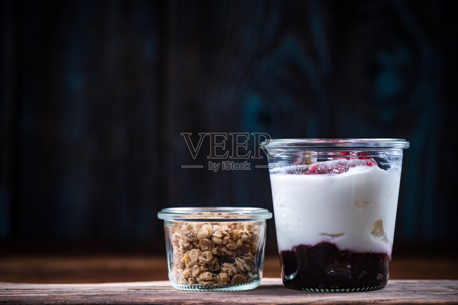 天然酸奶和覆盆子甜品配格兰诺拉麦片照片摄影图片