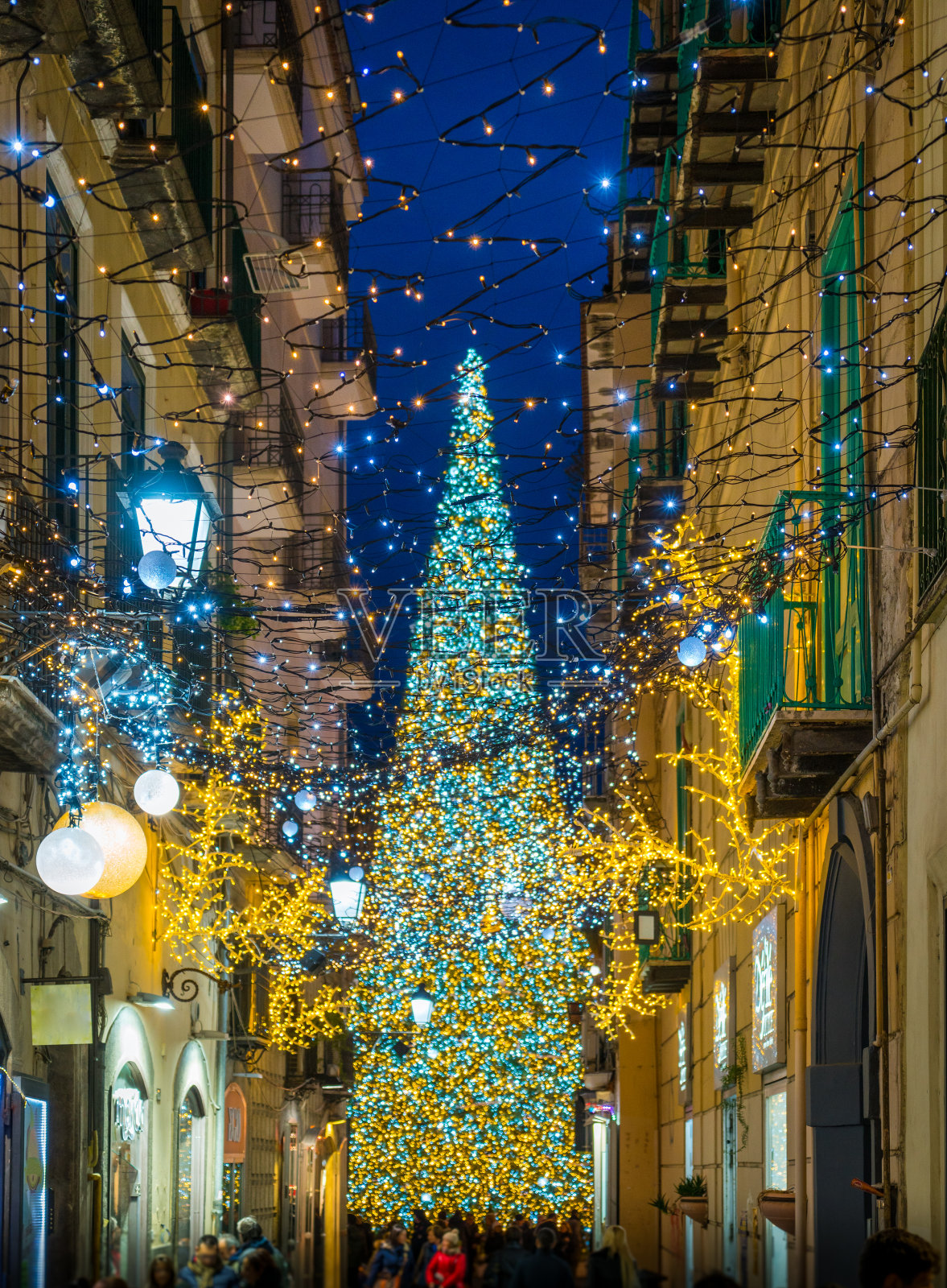 圣诞节期间，萨莱诺的神奇艺术家之光(Luci d’artista)。意大利坎帕尼亚。照片摄影图片