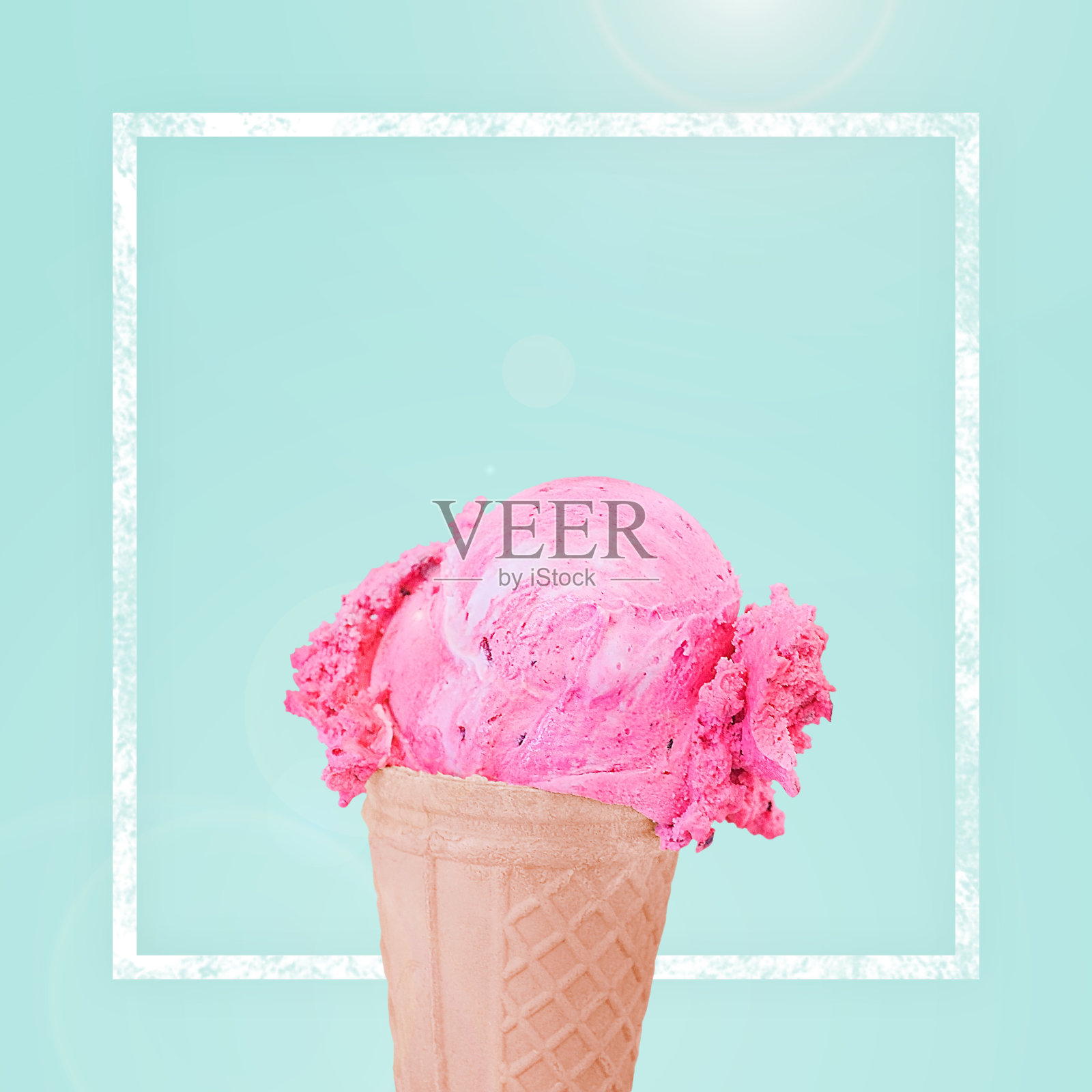 草莓粉色冰淇淋勺圆锥设计在蓝绿色柔和的背景与裁剪路径照片摄影图片