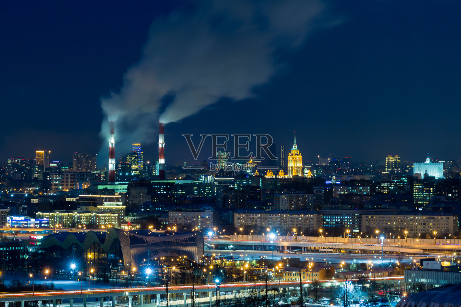莫斯科全景夜景。大城市的灯光。蒸汽从热电联产管中流出照片摄影图片