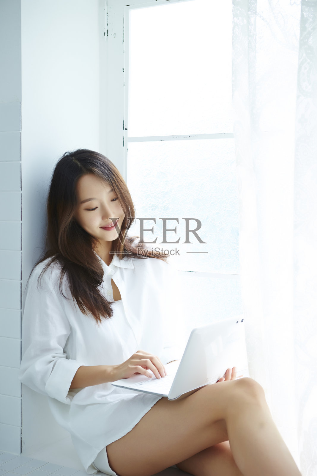 韩国女子使用笔记本电脑照片摄影图片