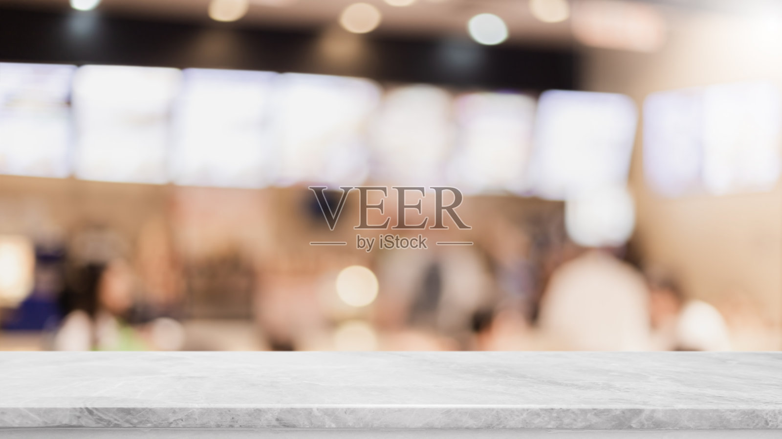 空的白色大理石石材桌面上模糊与散景咖啡馆和餐厅的室内背景-可以用来展示或蒙太奇您的产品照片摄影图片