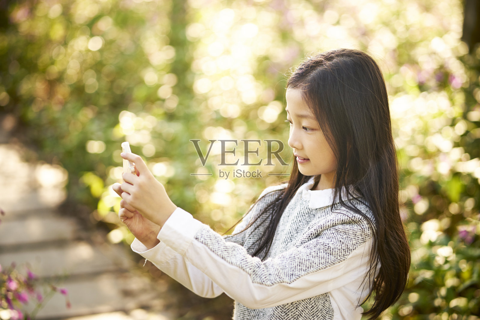 一个亚洲小女孩在户外自拍照片摄影图片