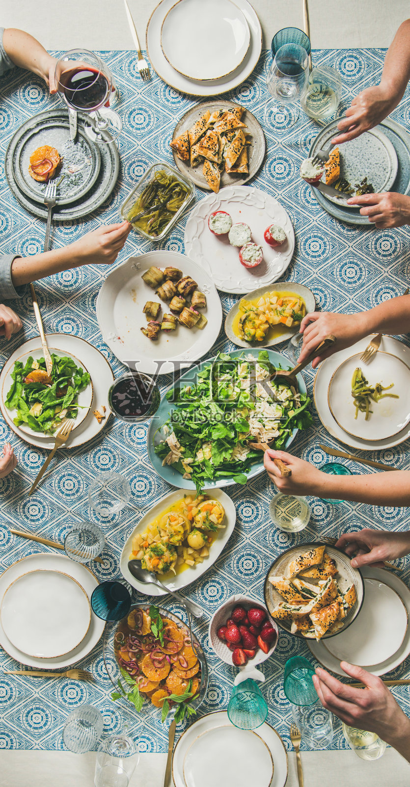 地中海风格的晚餐和人类手拿饮料和食物照片摄影图片