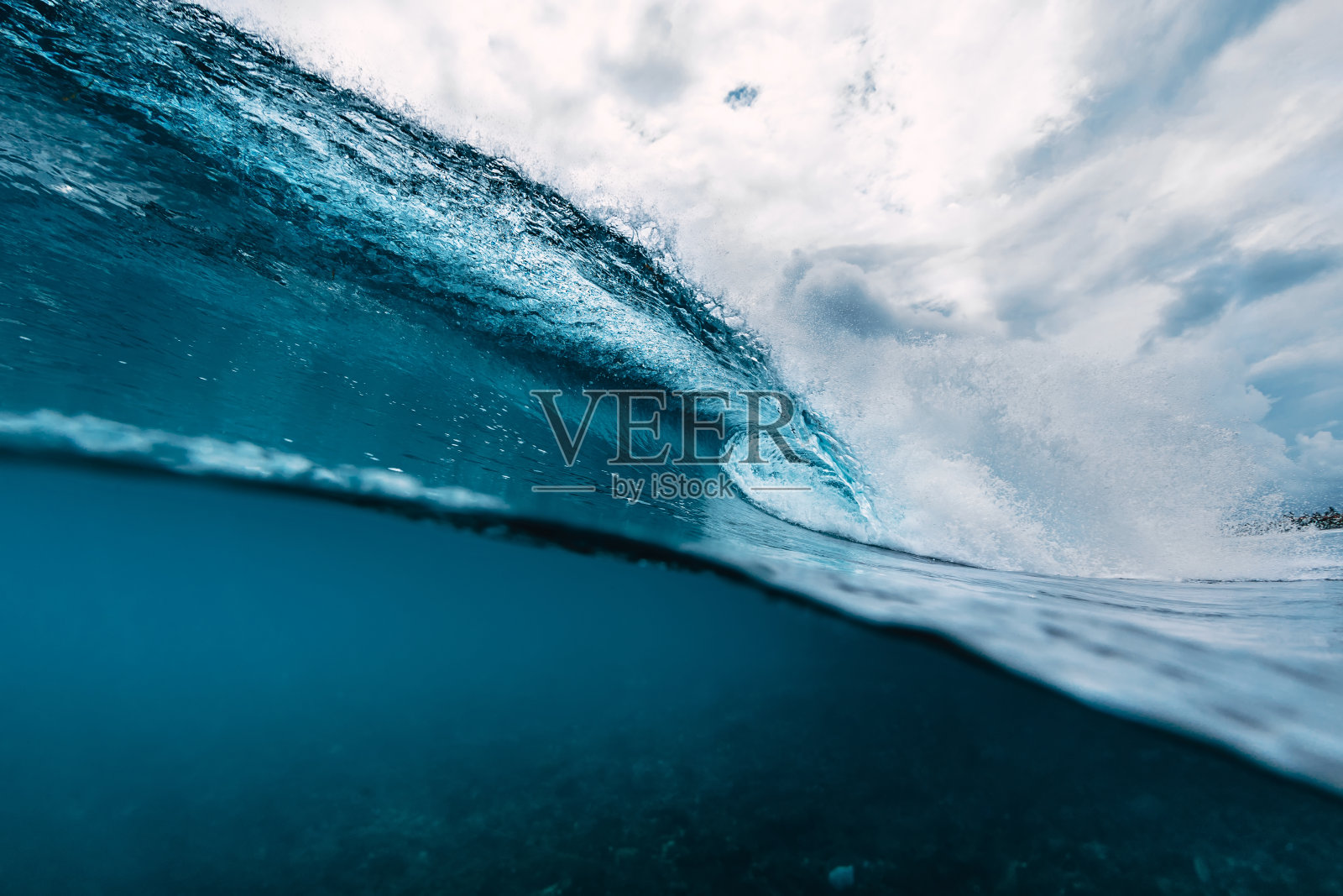 大海里的蓝色波浪。瓦胡岛的破浪照片摄影图片