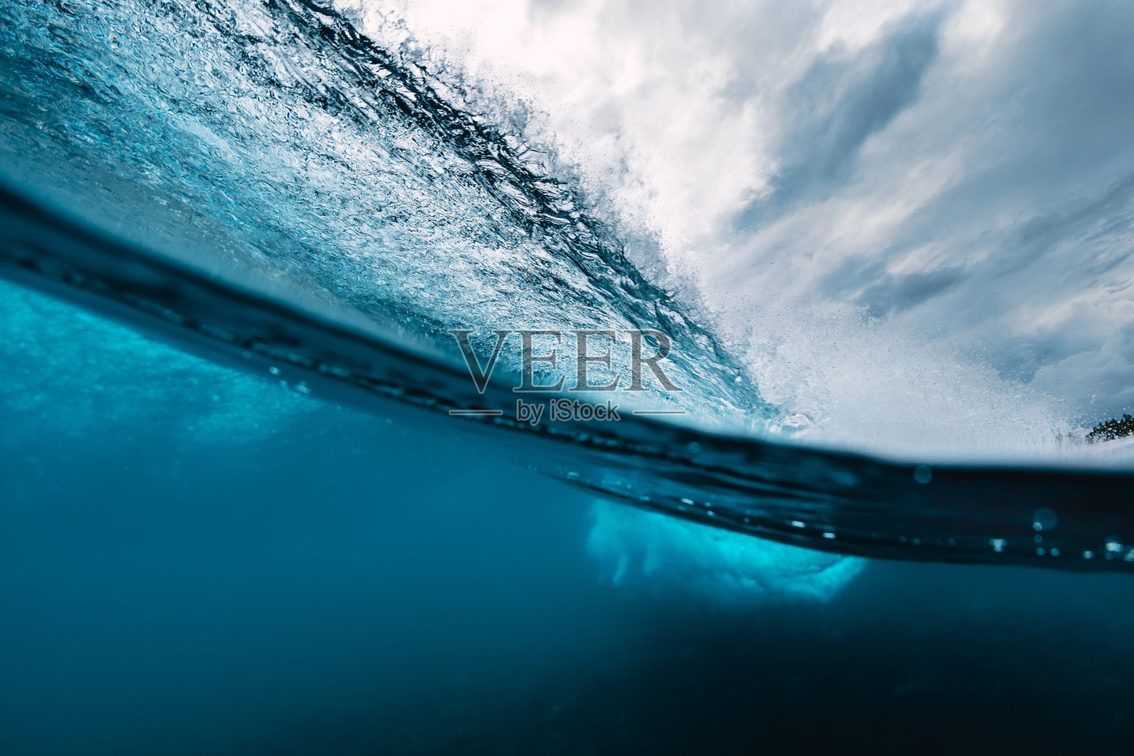 大海里湛蓝的波浪和清澈的海水。瓦胡岛的破浪照片摄影图片