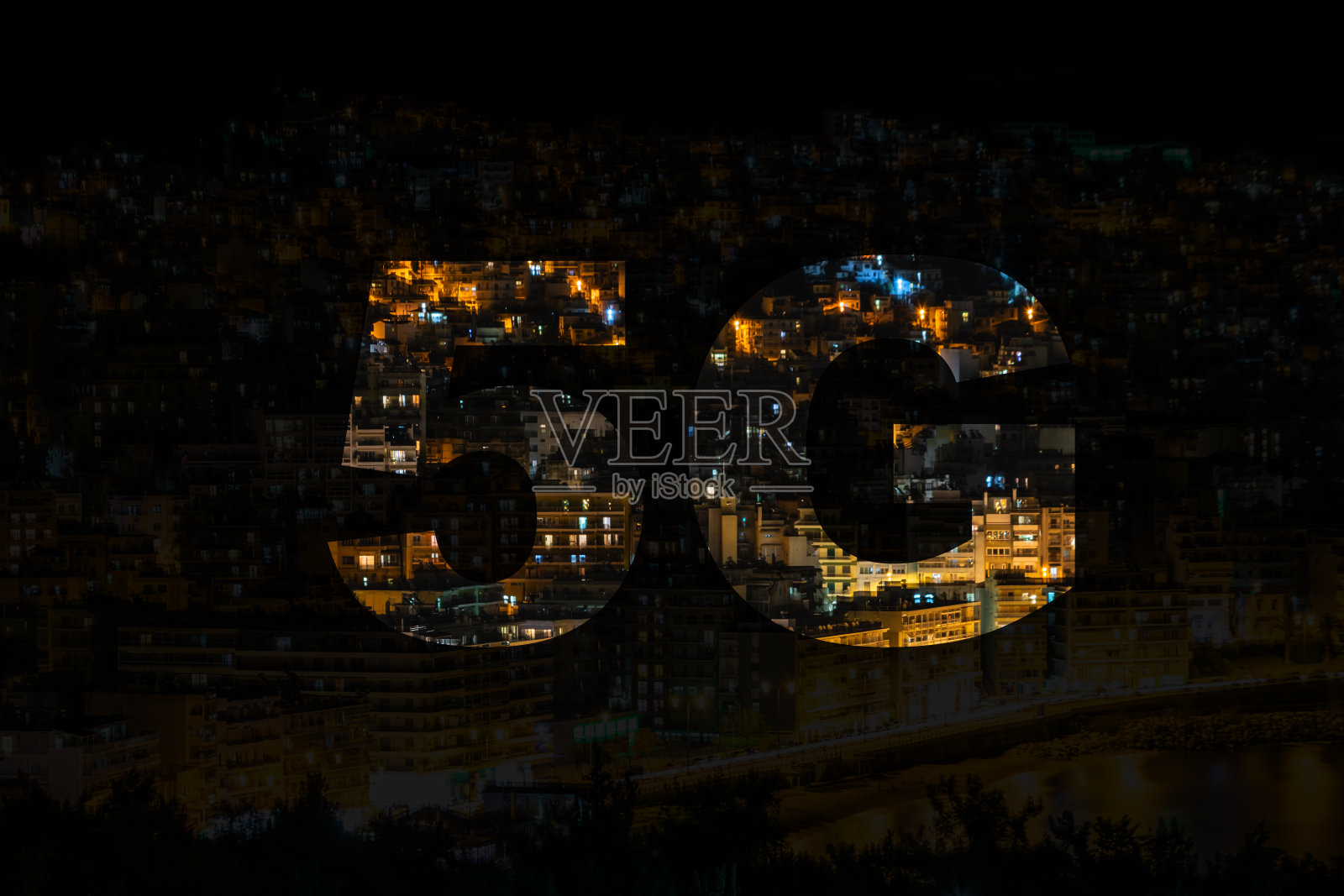 5G，第五代无线系统标志/符号，夜间城市背景。摘要照片摄影图片