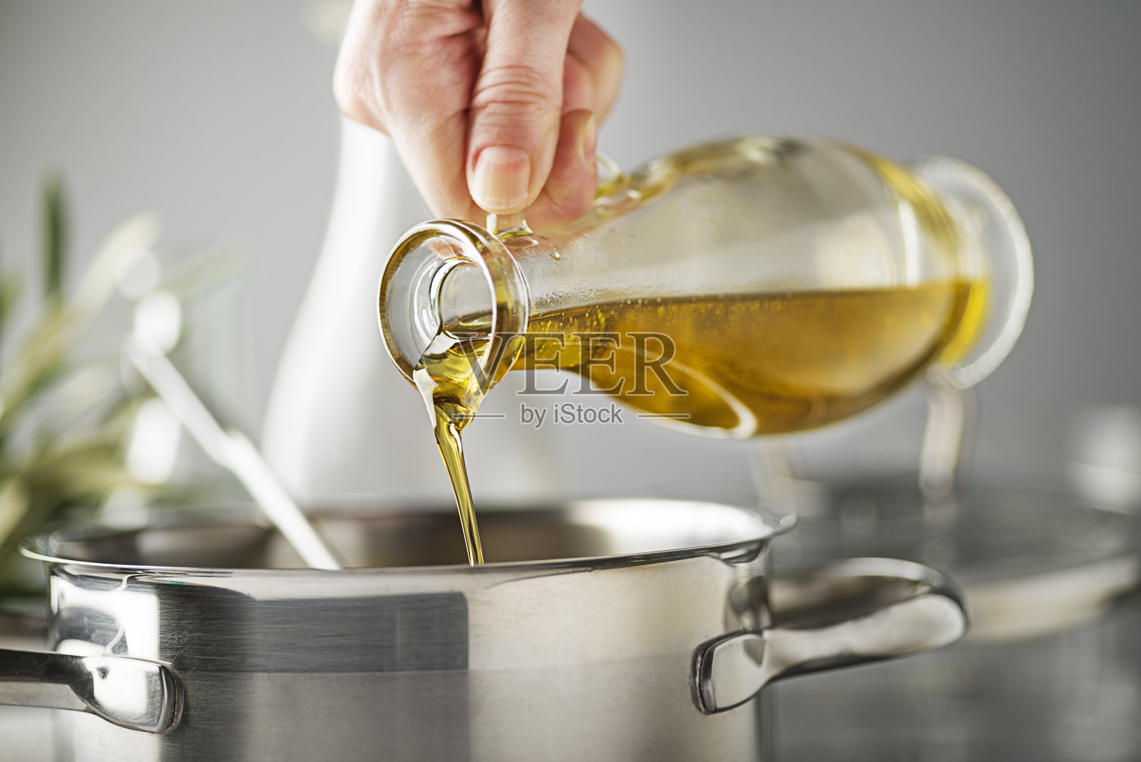 用橄榄油做饭照片摄影图片