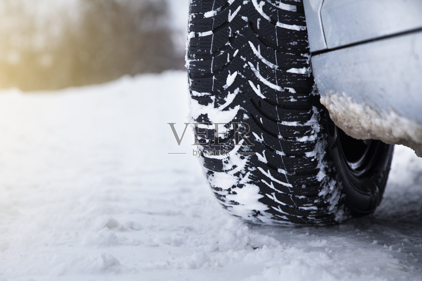 汽车轮胎在冬天的路上行驶照片摄影图片