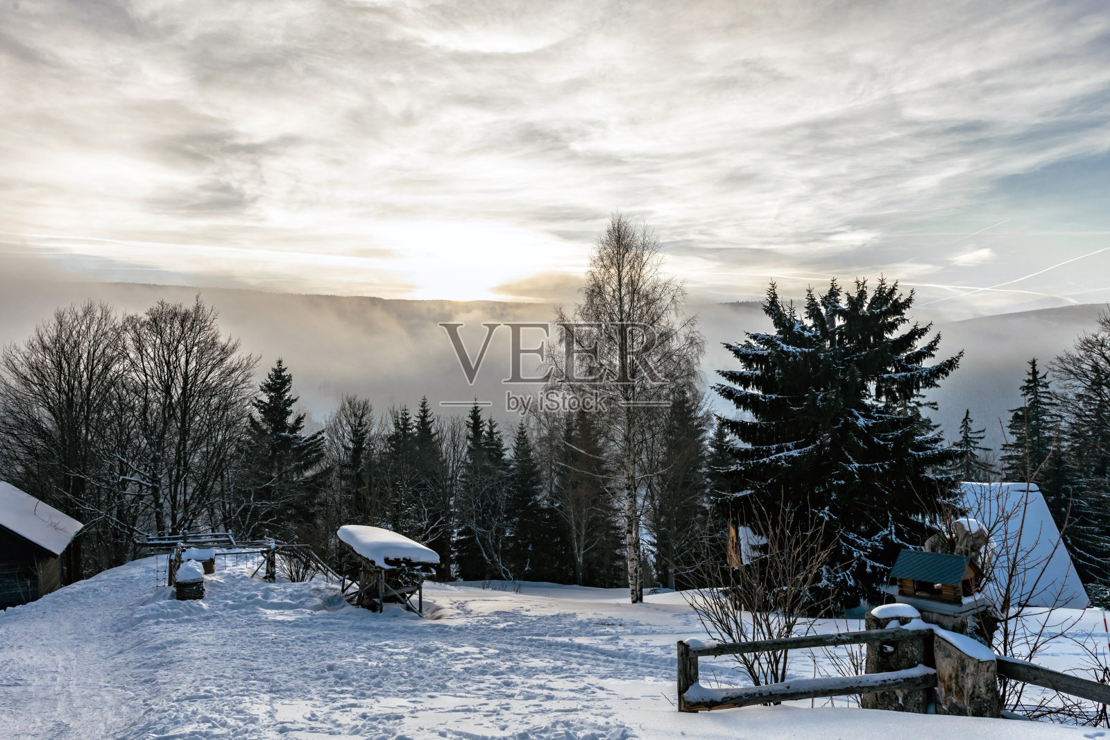 在日落时分，巨人山脉的冬天变得格外寒冷照片摄影图片
