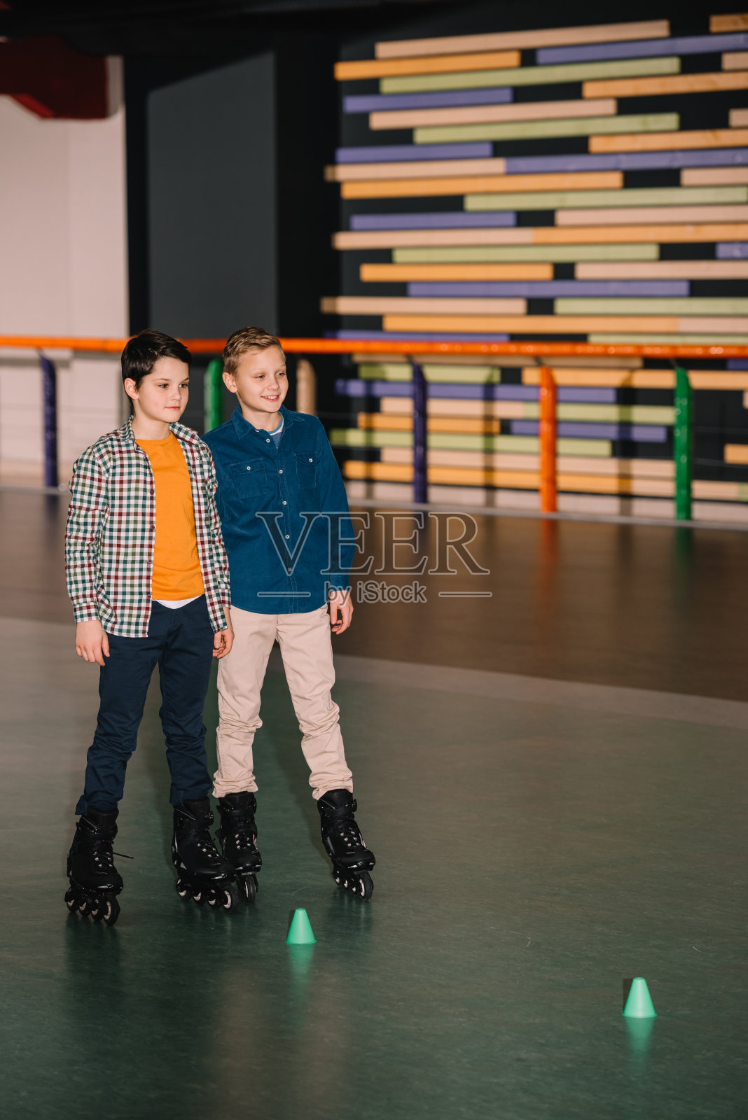 小兄弟们穿着旱冰鞋微笑着摆姿势照片摄影图片
