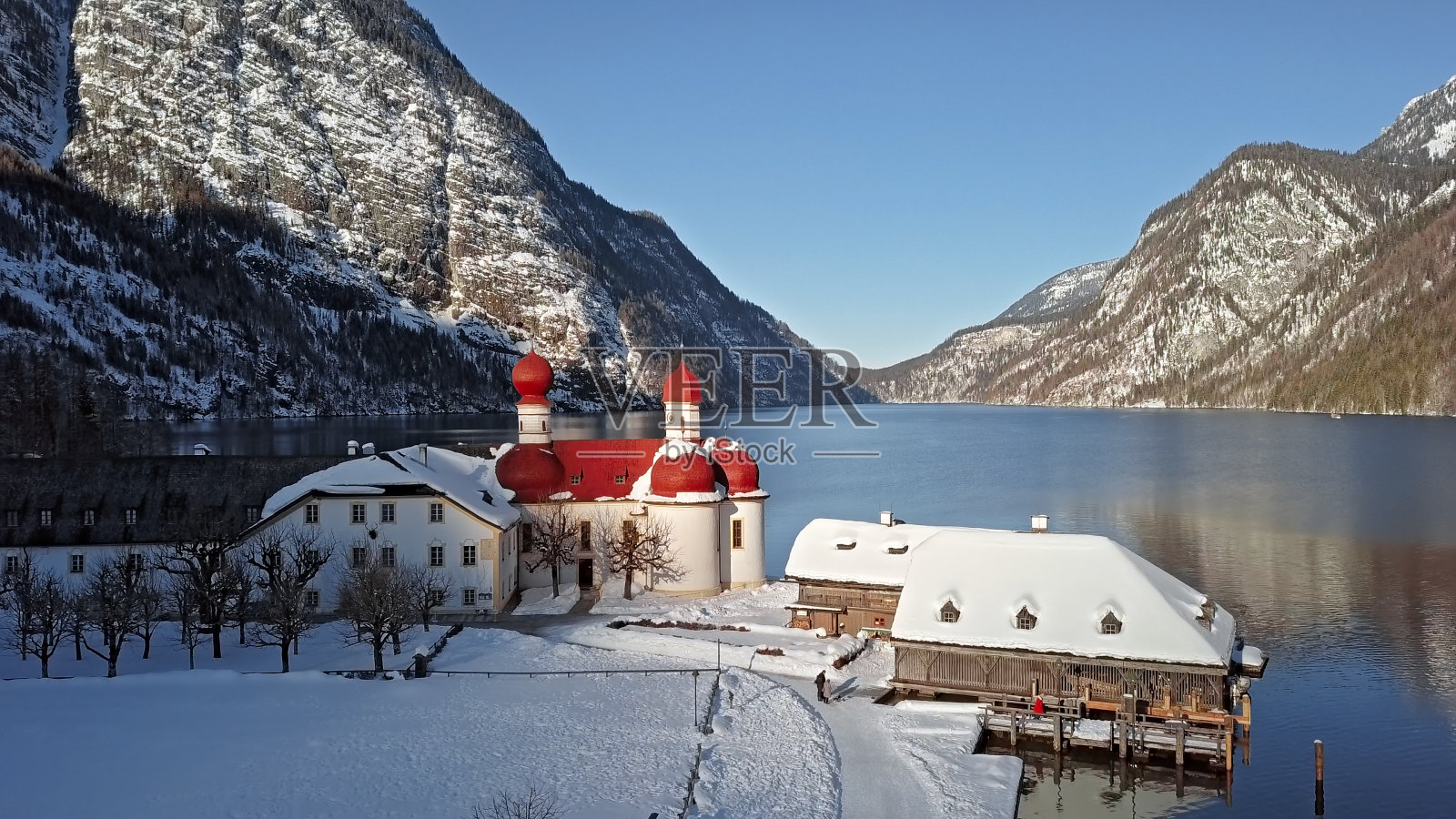 德国贝希特斯加登国王湖圣巴塞洛缪朝圣教堂冬季鸟瞰图照片摄影图片