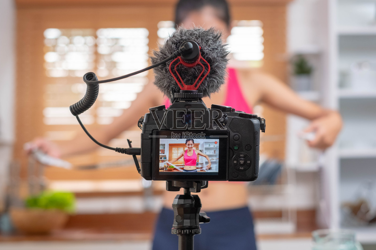 近距离拍摄，一位亚洲女性博主在录制视频教程如何减肥和获得健康。影响生活方式的概念。照片摄影图片