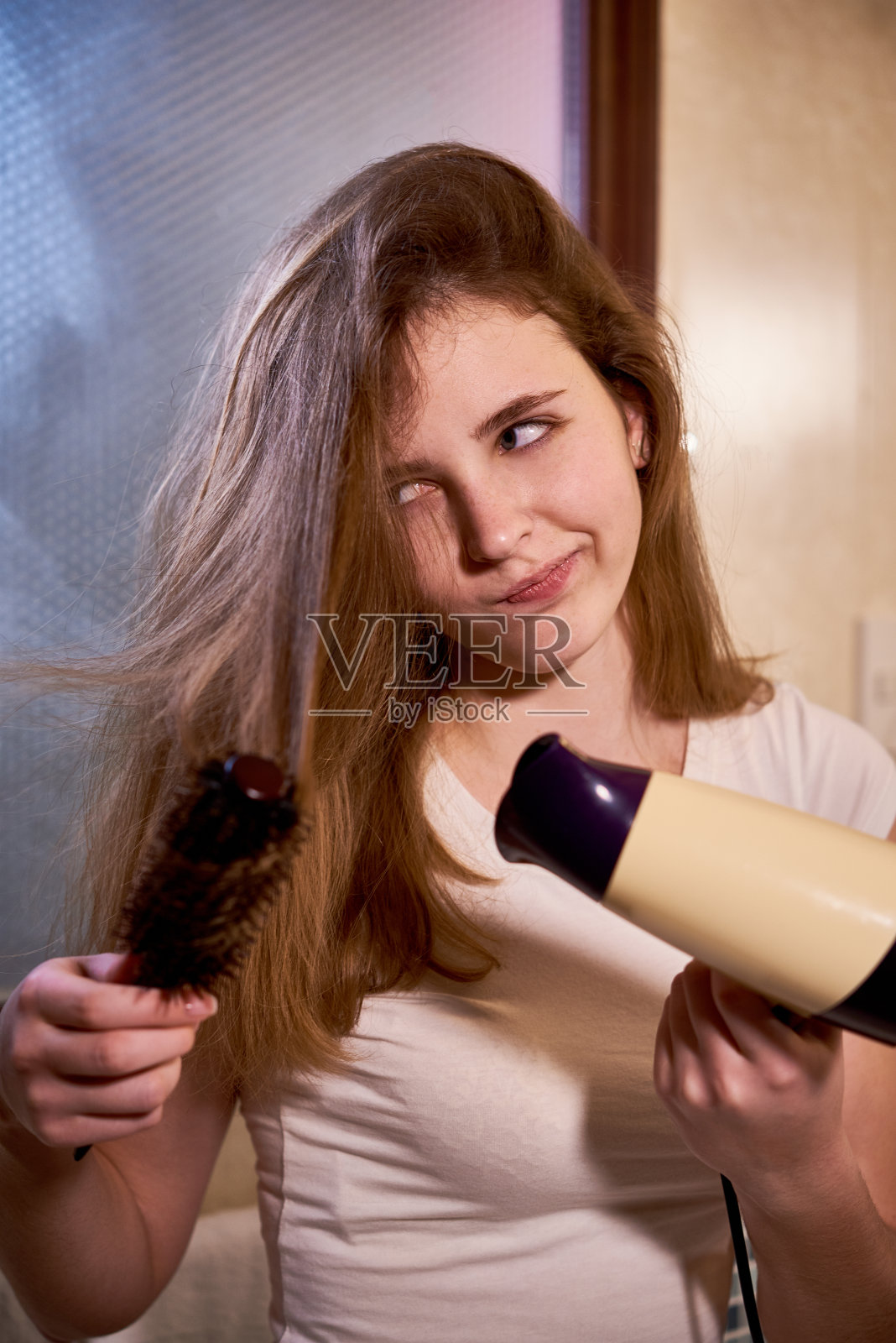 女人正在擦干她的头发照片摄影图片
