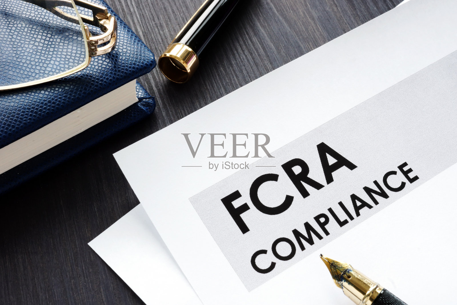 FCRA合规表格放在木桌上。照片摄影图片