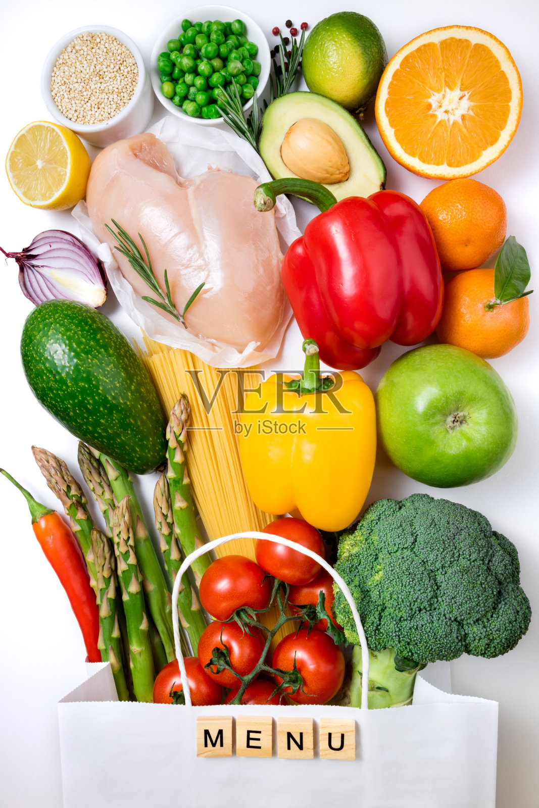 健康饮食背景。健康食品纸袋肉类，水果，蔬菜和意大利面在白色的背景。在超级市场购买食品照片摄影图片