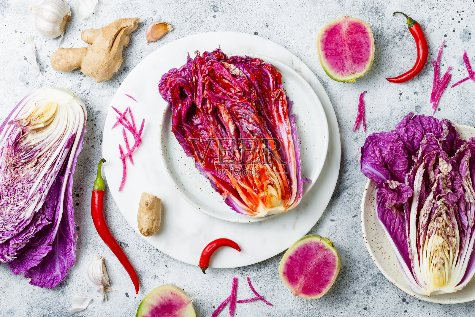 白菜泡菜，俯视图。准备紫白菜和西瓜萝卜泡菜。发酵和素食益生菌食品肠道健康照片摄影图片
