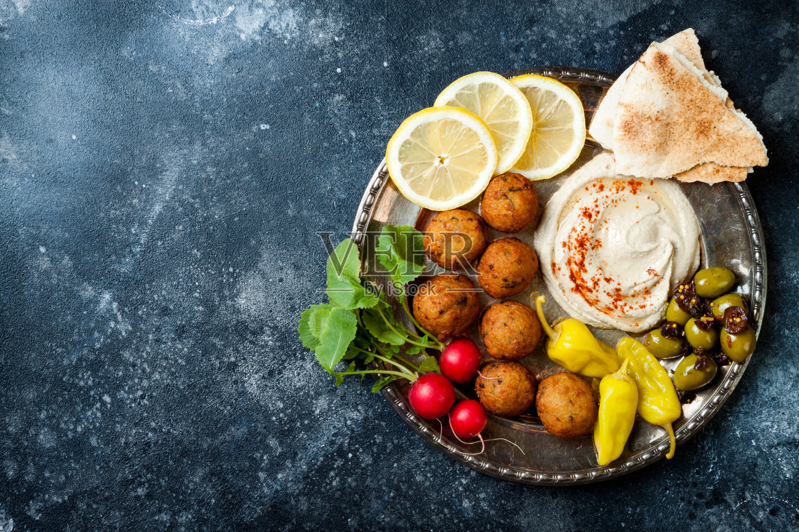 中东餐盘配沙拉三明治，皮塔饼，鹰嘴豆泥，泡菜，小萝卜。地中海或希腊开胃菜派对的想法照片摄影图片