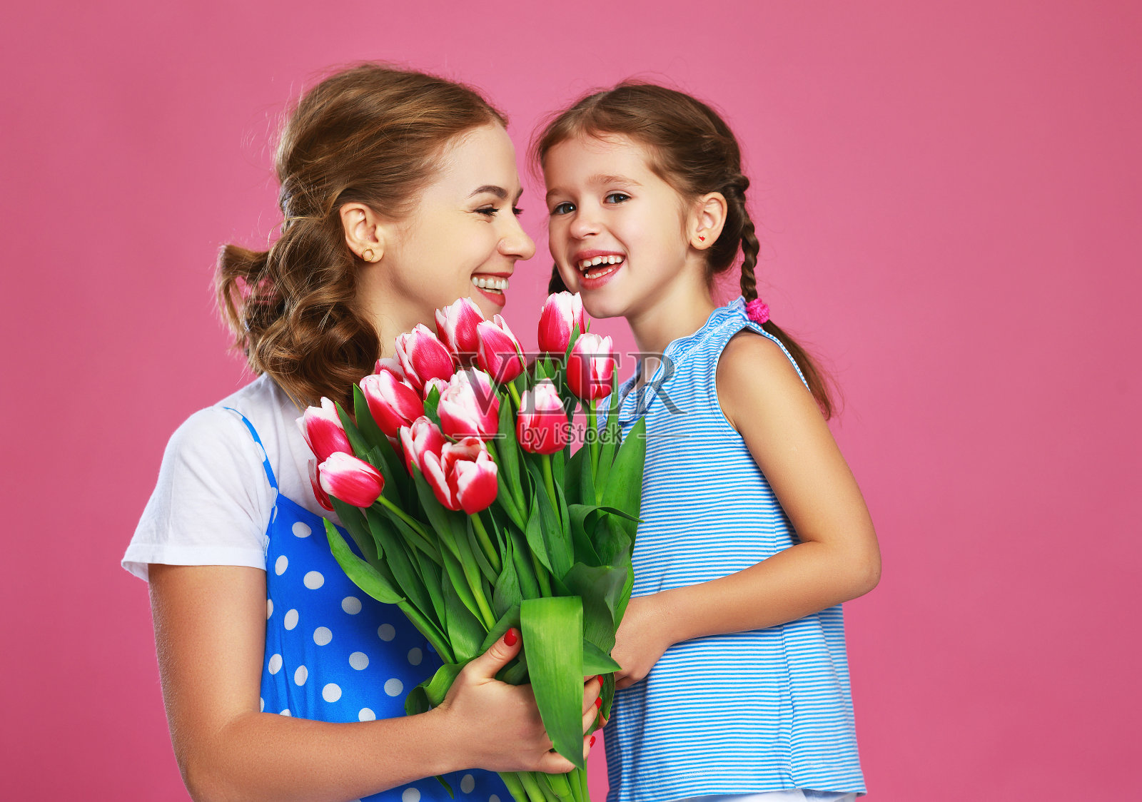 母亲节快乐!女儿送给母亲一束粉红色的花照片摄影图片