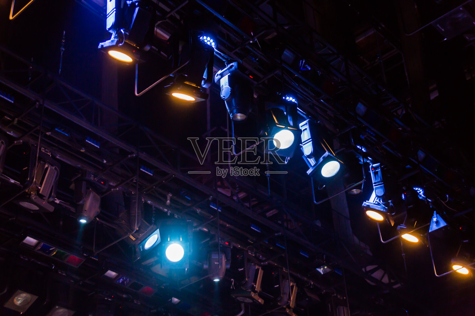 剧场或音乐厅舞台上的照明设备。泛光灯发出的光线照片摄影图片