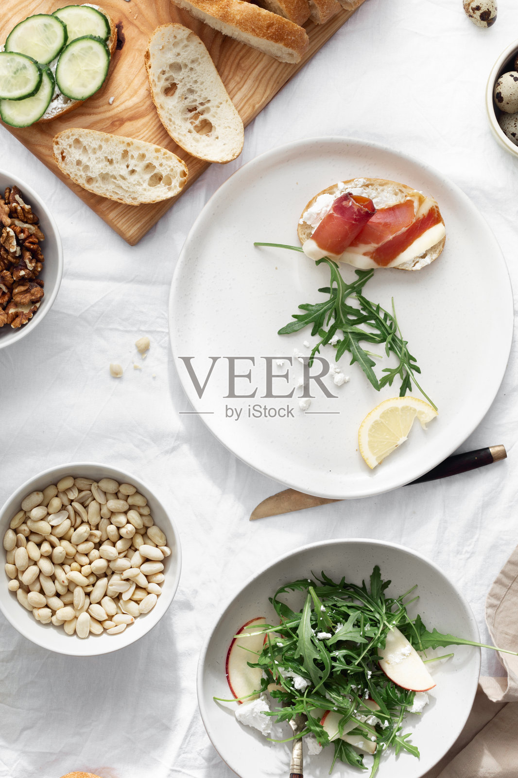 三明治火腿蔬菜芝麻菜沙拉光背景俯视图健康的早餐点心照片摄影图片