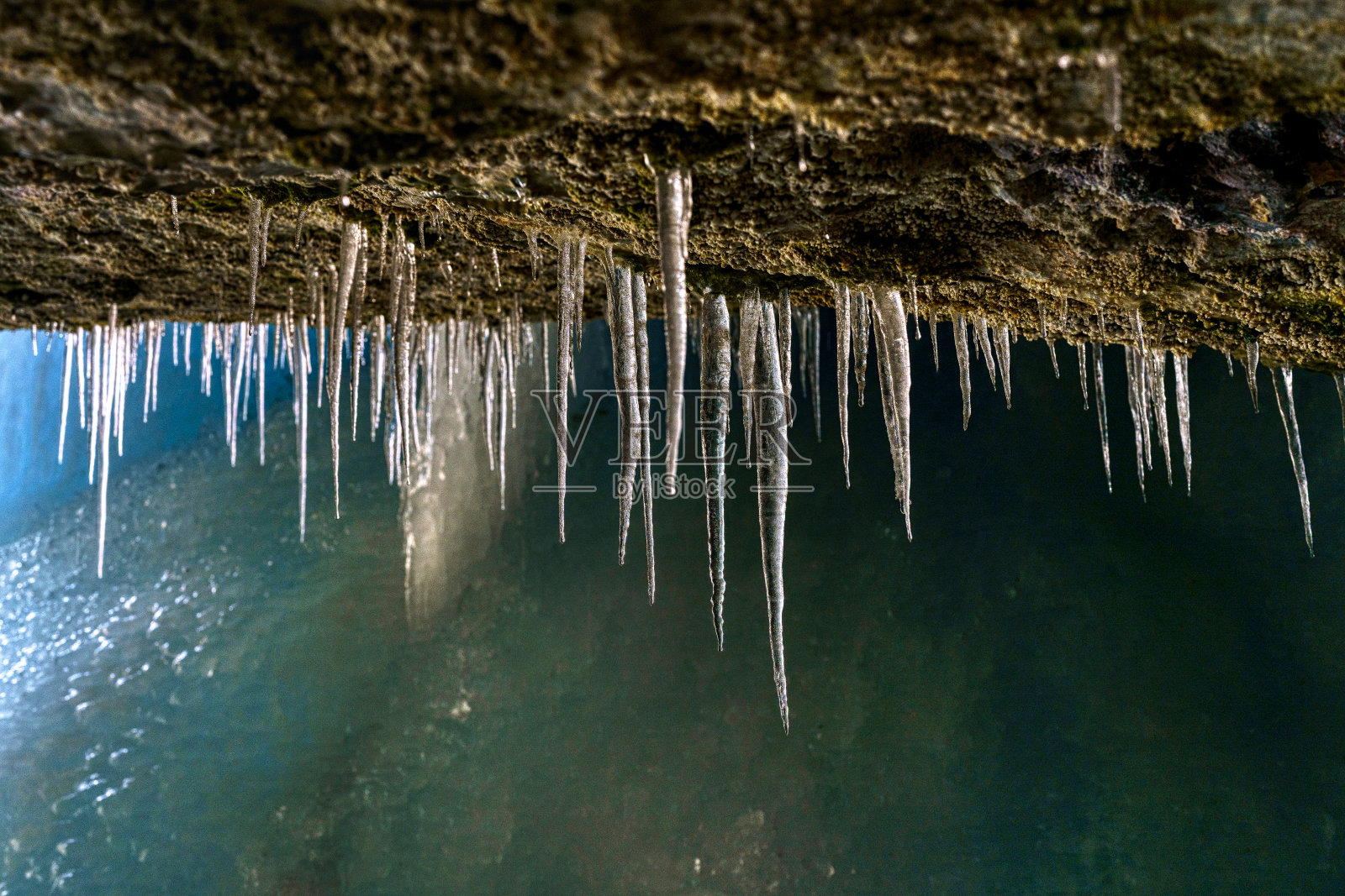 冰洞中的冰柱在滴水照片摄影图片