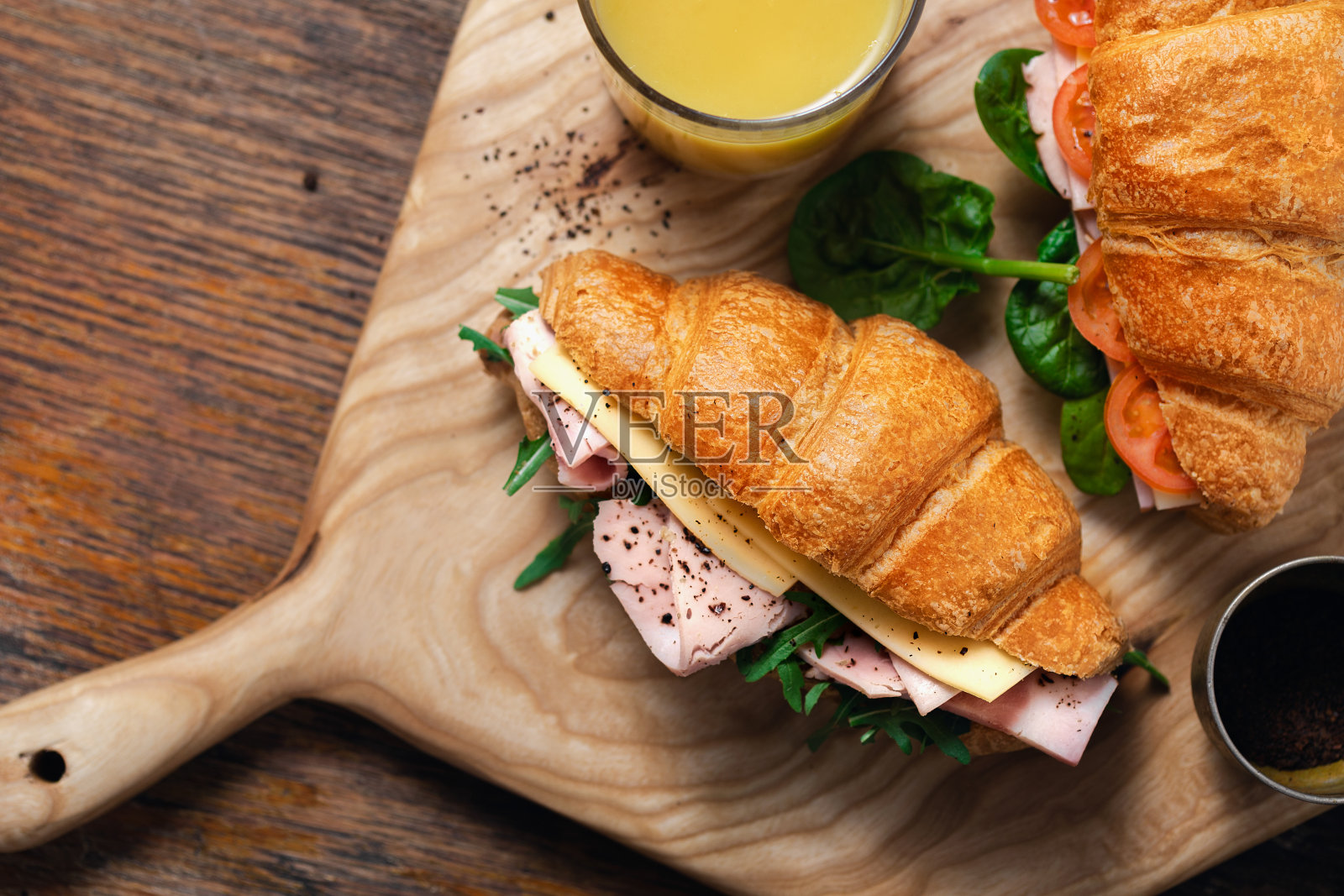 牛角面包，牛角三明治，橙汁，木板照片摄影图片