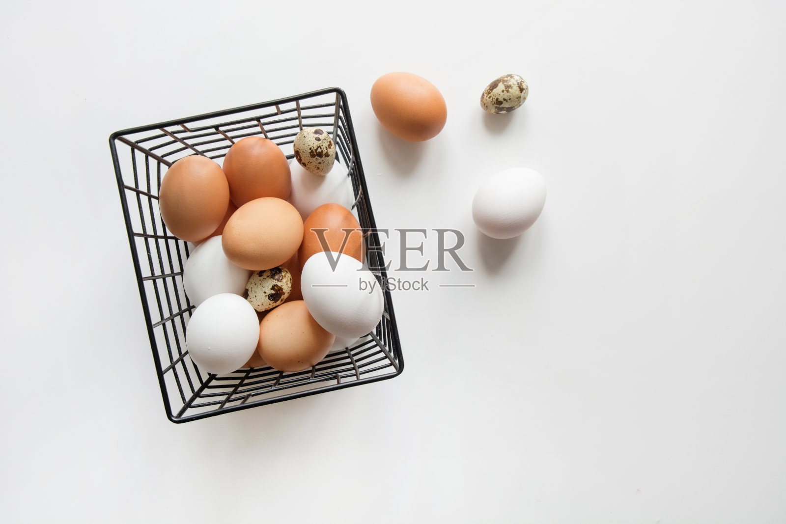有机白色鸡蛋在鸡蛋盒。前视图。照片摄影图片