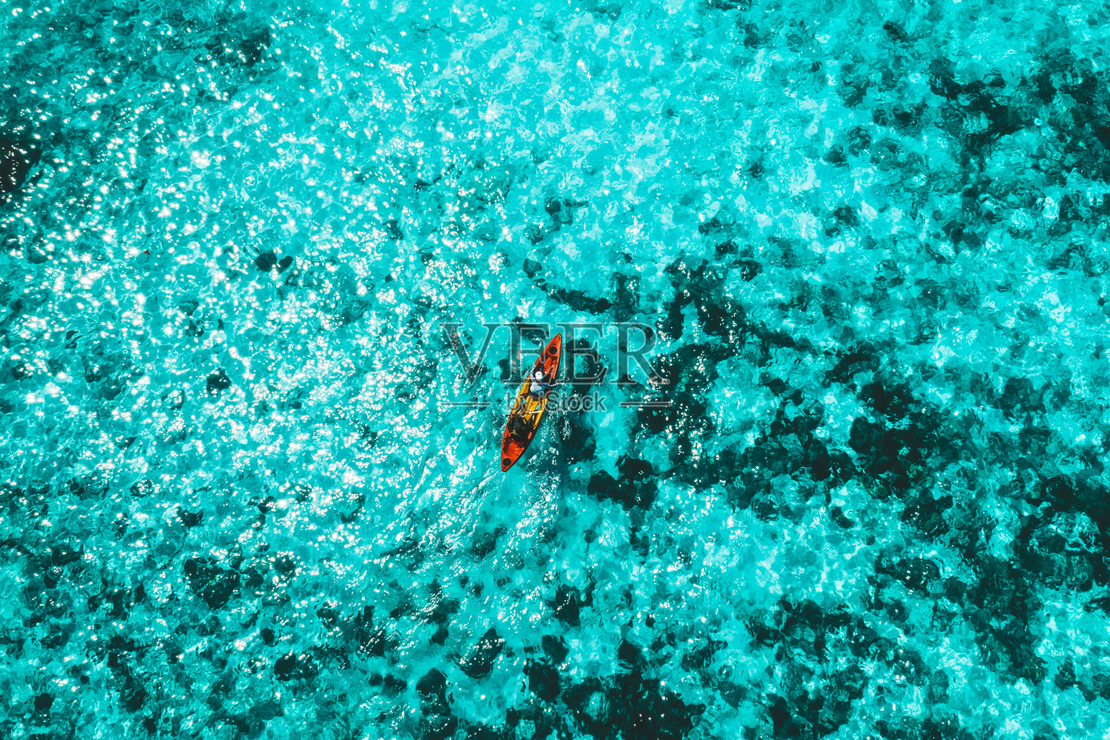 鸟瞰图的游客划着独木舟在博尔德岛，缅甸照片摄影图片