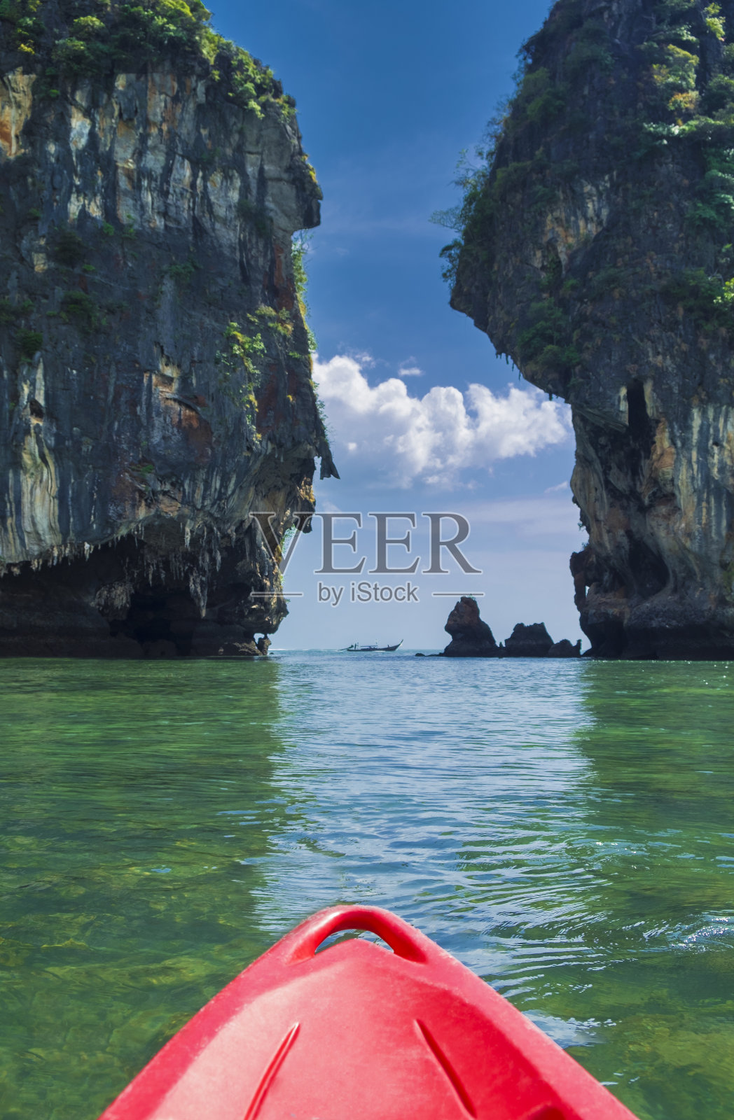 皮划艇和美丽的风景，在泰国甲米的海上岩石照片摄影图片