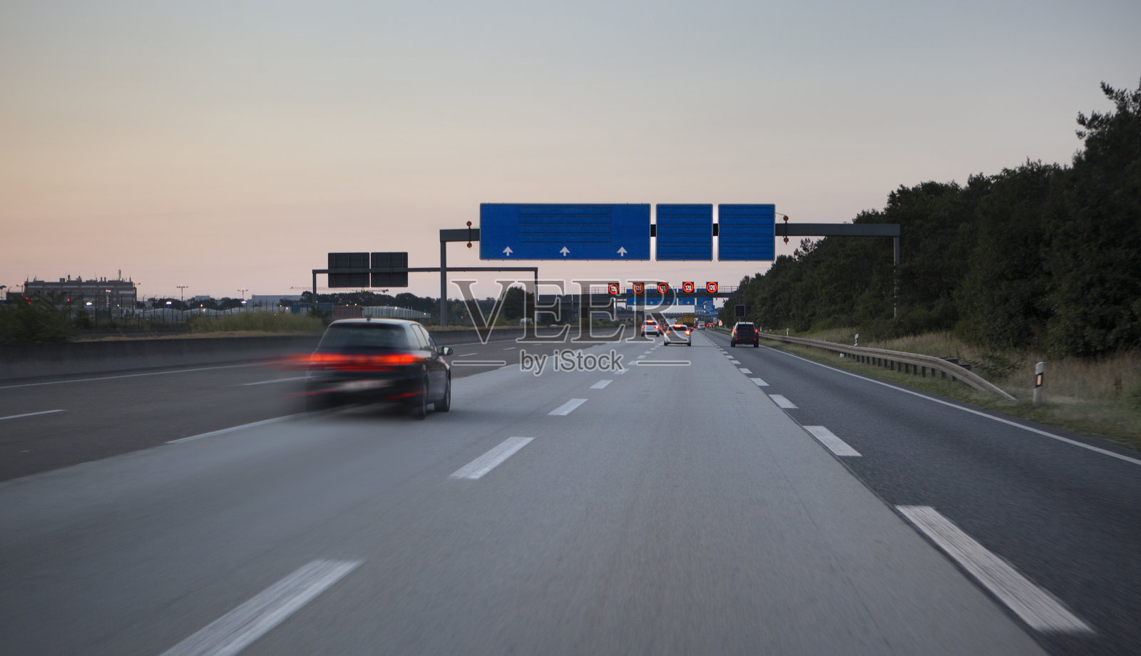 黄昏的高速公路上，无法辨认的汽车在行驶照片摄影图片