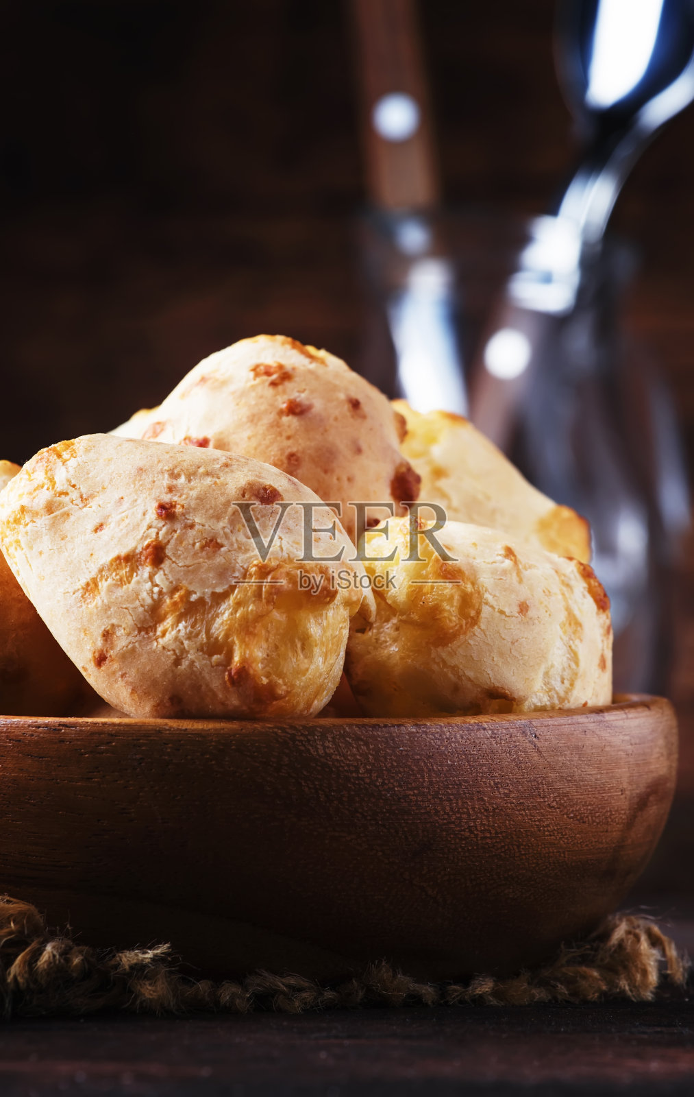 自制的甜蛋奶面包，木碗，质朴的餐桌，放置文字的地方，选择性的重点照片摄影图片