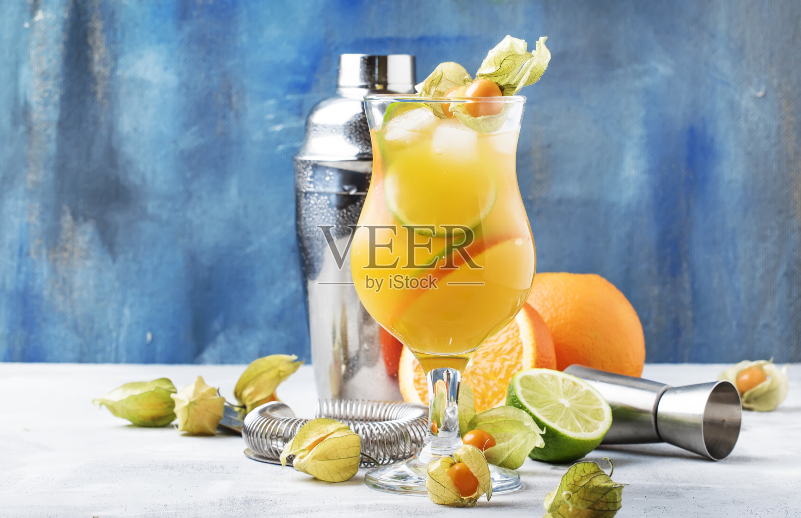 酒精鸡尾酒夏日微风与糖浆，酸橙，橙，啤酒和冰，选择性焦点照片摄影图片