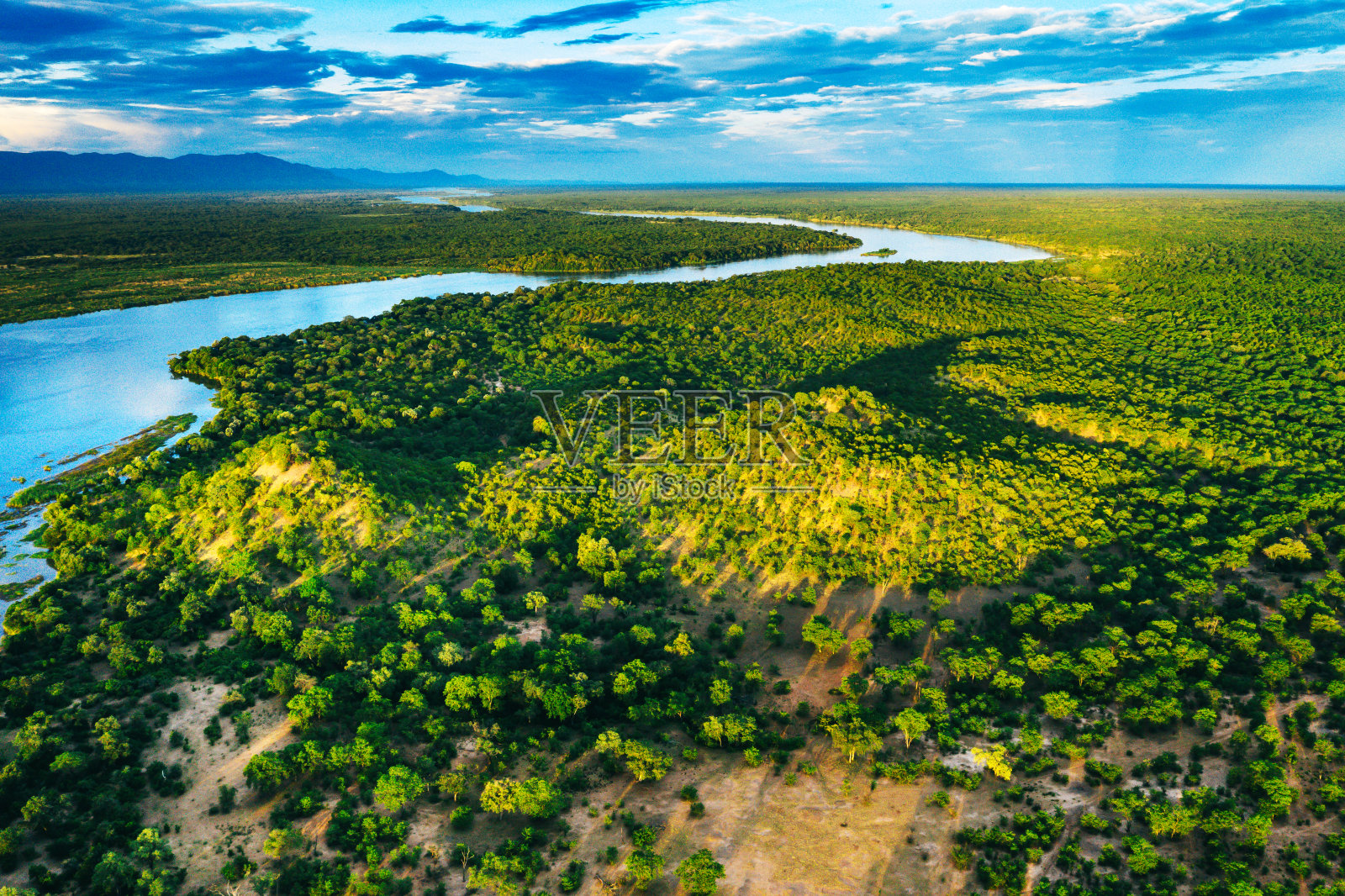 鸟瞰赞比西河，赞比亚照片摄影图片
