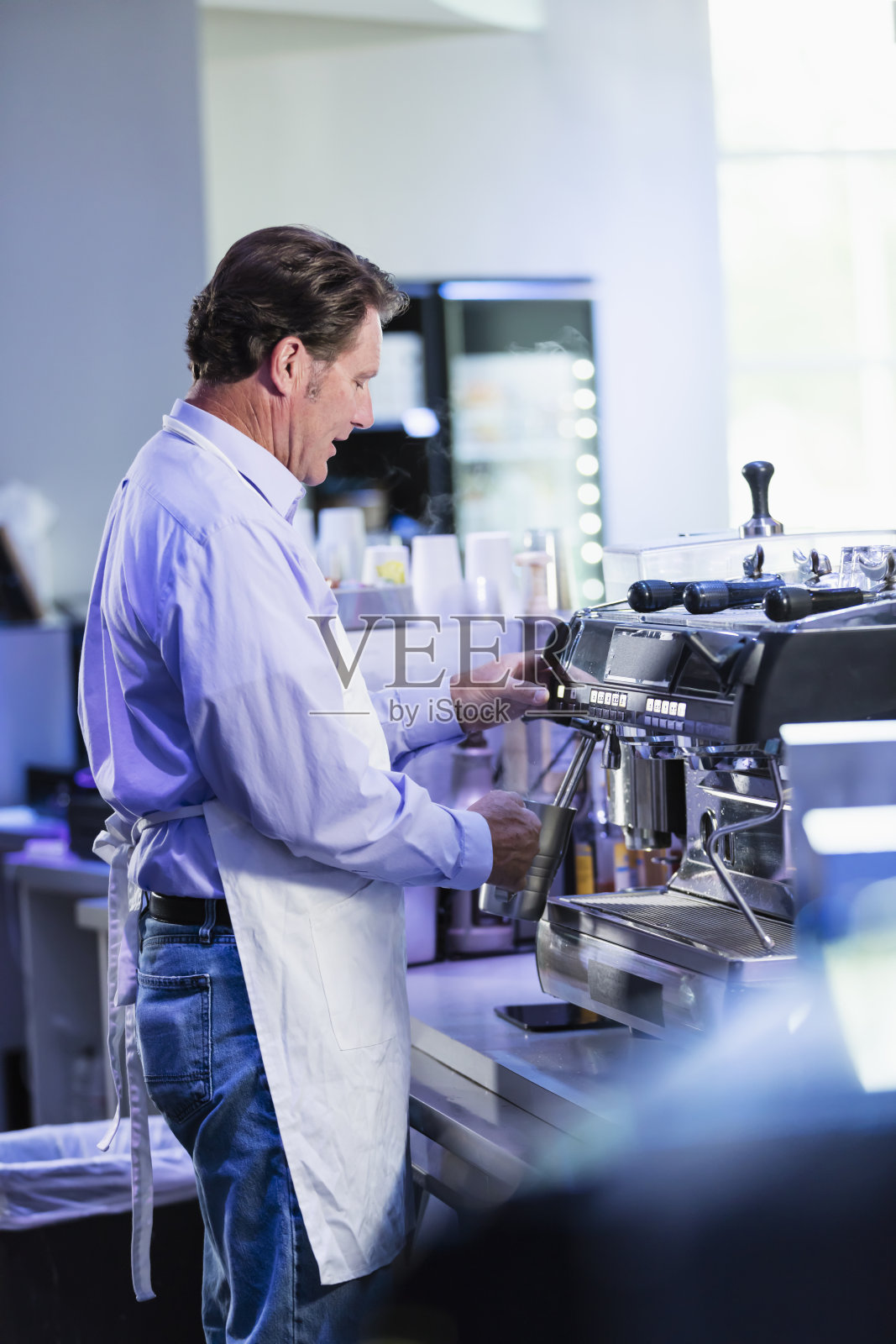 一个成熟的男人在咖啡店做饮料照片摄影图片
