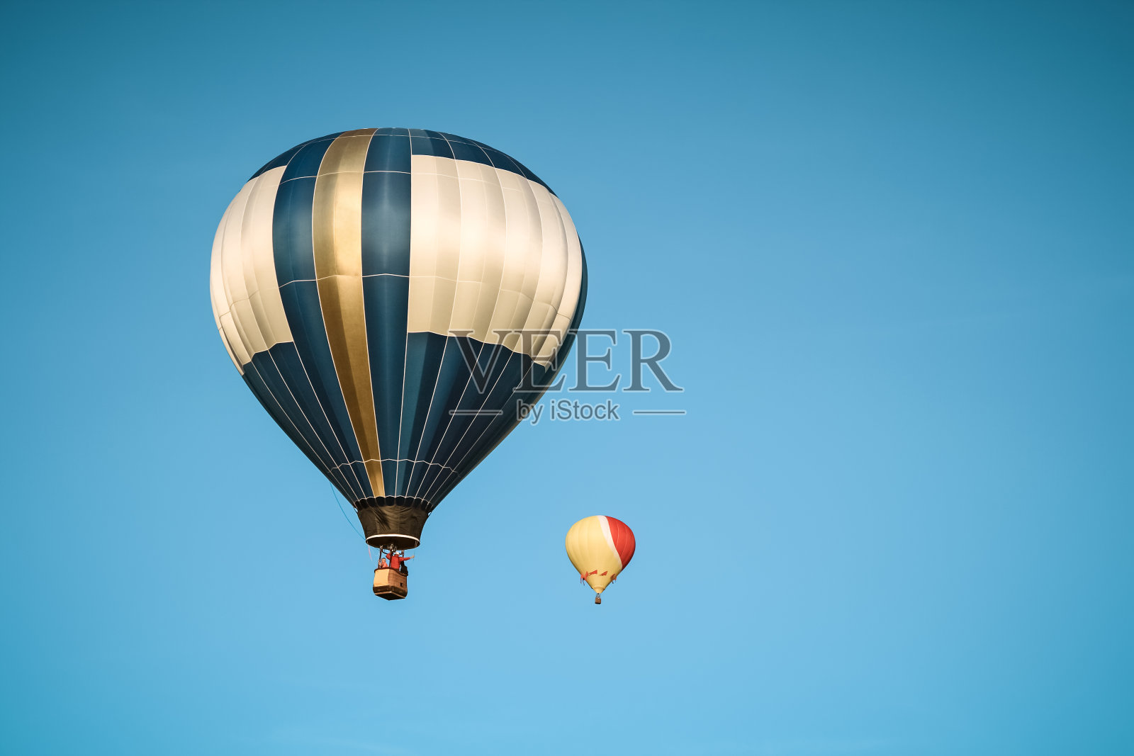 两个热气球在晴朗的天空中照片摄影图片