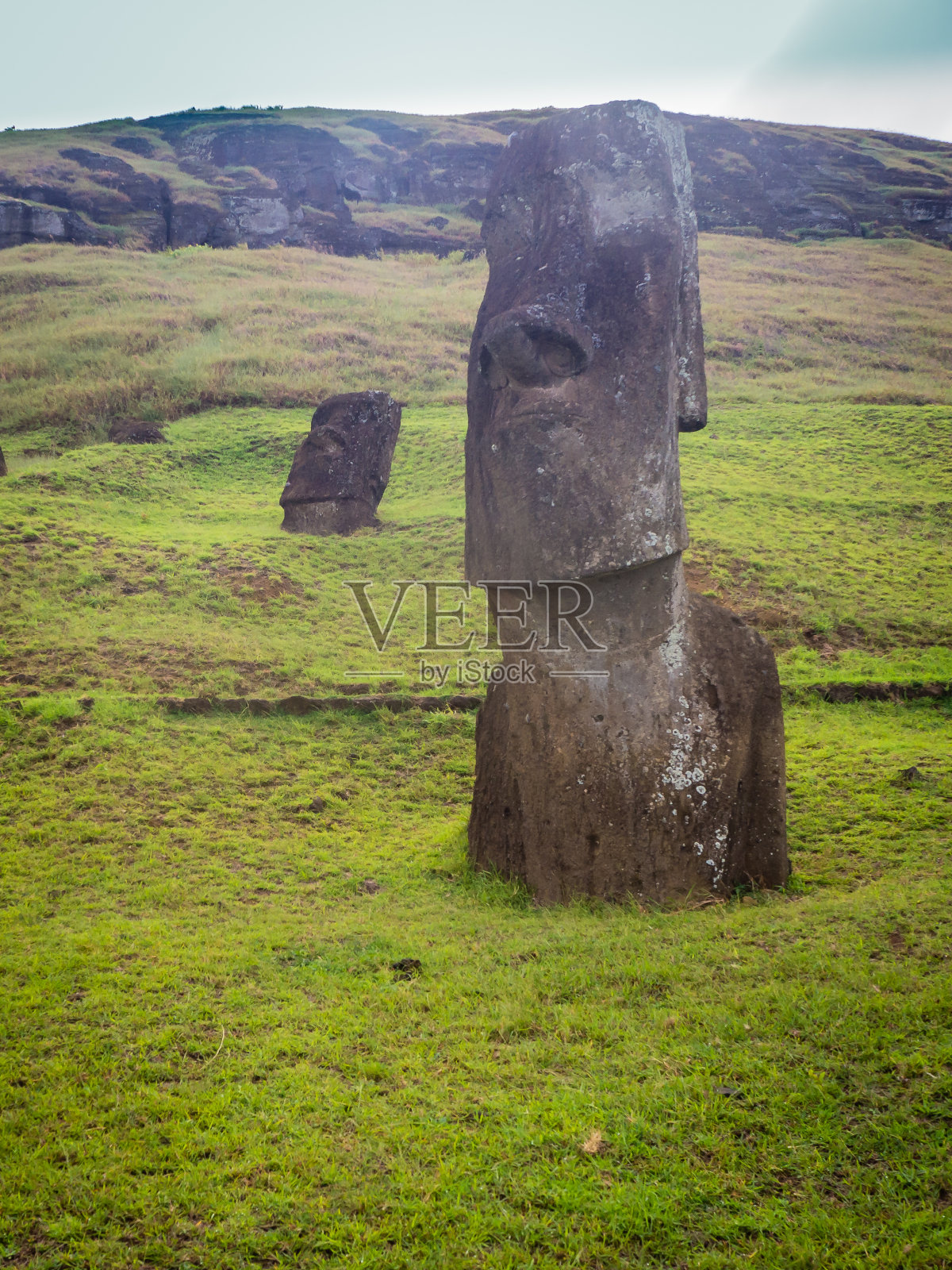 拉拉库火山，石像的采石场，有许多未完成的雕像。拉帕努伊国家公园，复活节岛，智利。联合国教科文组织世界遗产。岛照片摄影图片