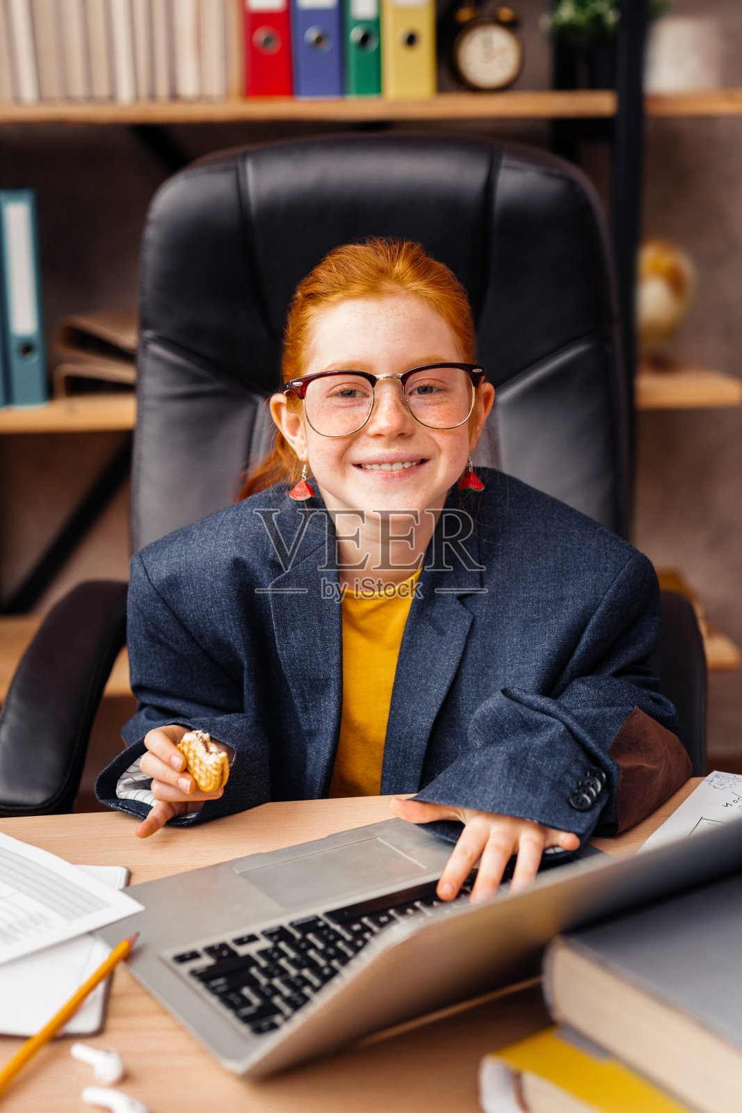 快乐快乐的女孩坐在电脑前照片摄影图片