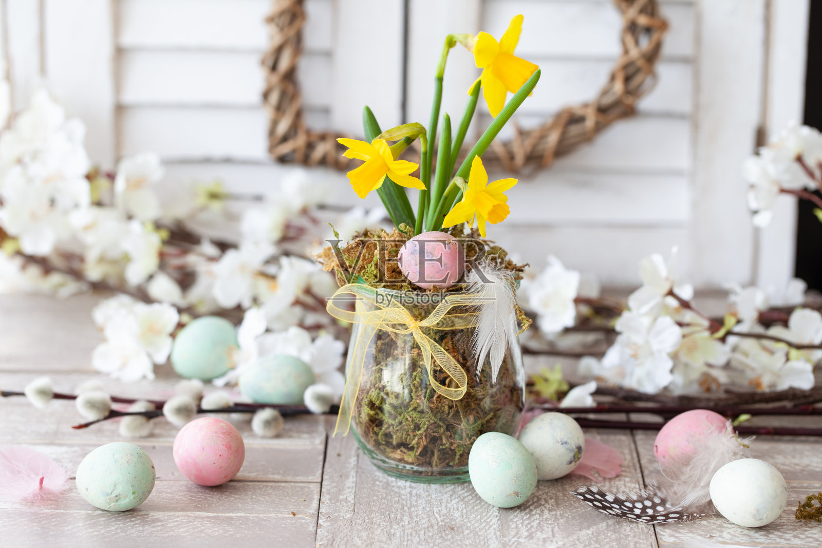 新鲜的水仙花和复活节彩蛋照片摄影图片