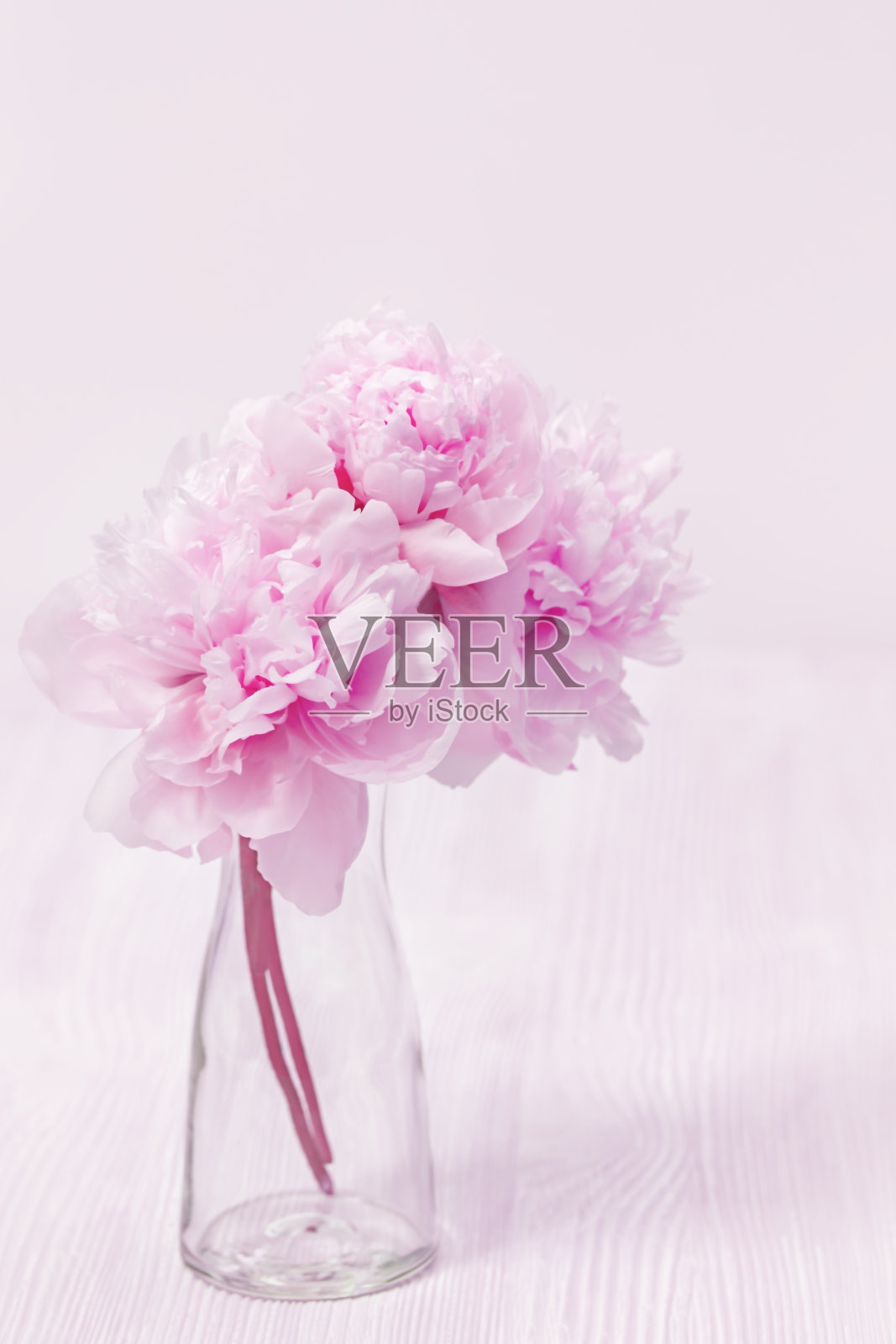 玻璃花瓶里一束粉红色的牡丹。柔和的颜色。仍然生活。母亲的概念，木制的，情人节的。软选择聚焦。照片摄影图片