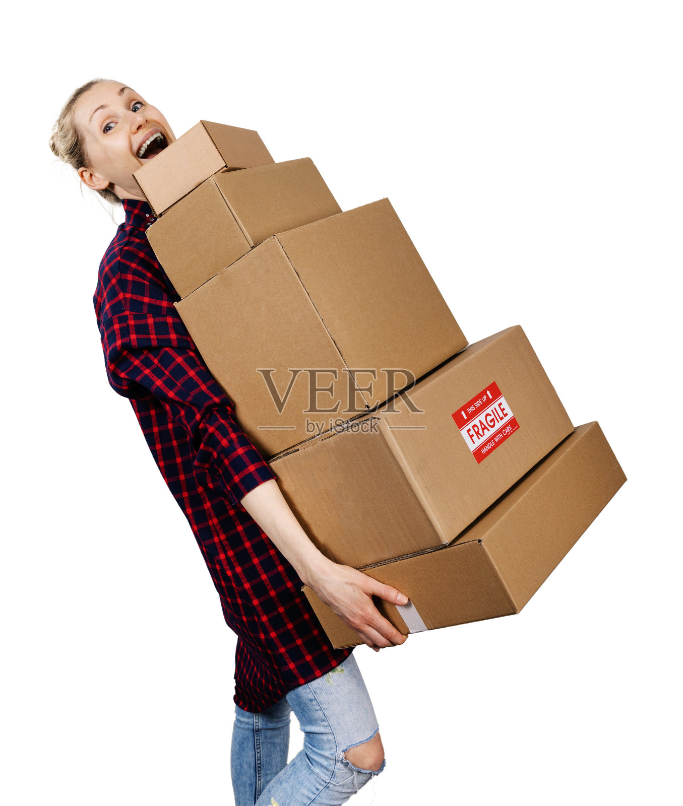 一名年轻女子背着一堆沉重的纸板箱，这些纸板箱被孤立在白色的纸板箱上照片摄影图片