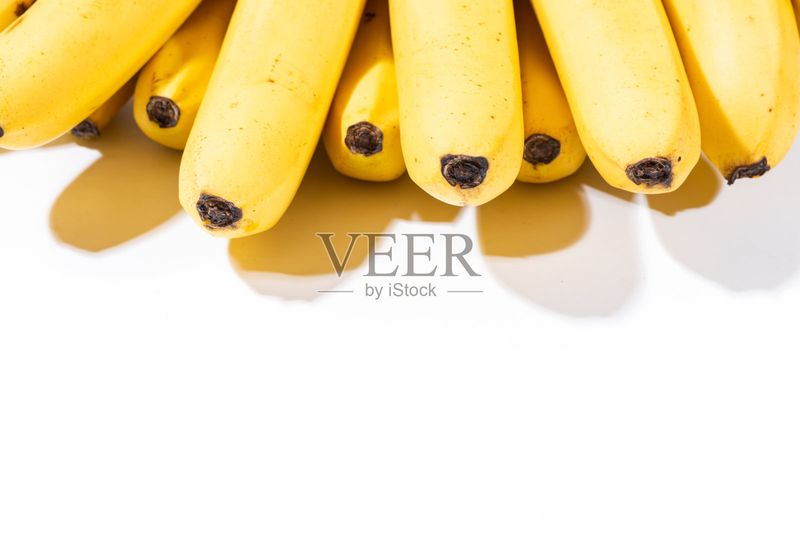 白色背景上的新鲜香蕉照片摄影图片