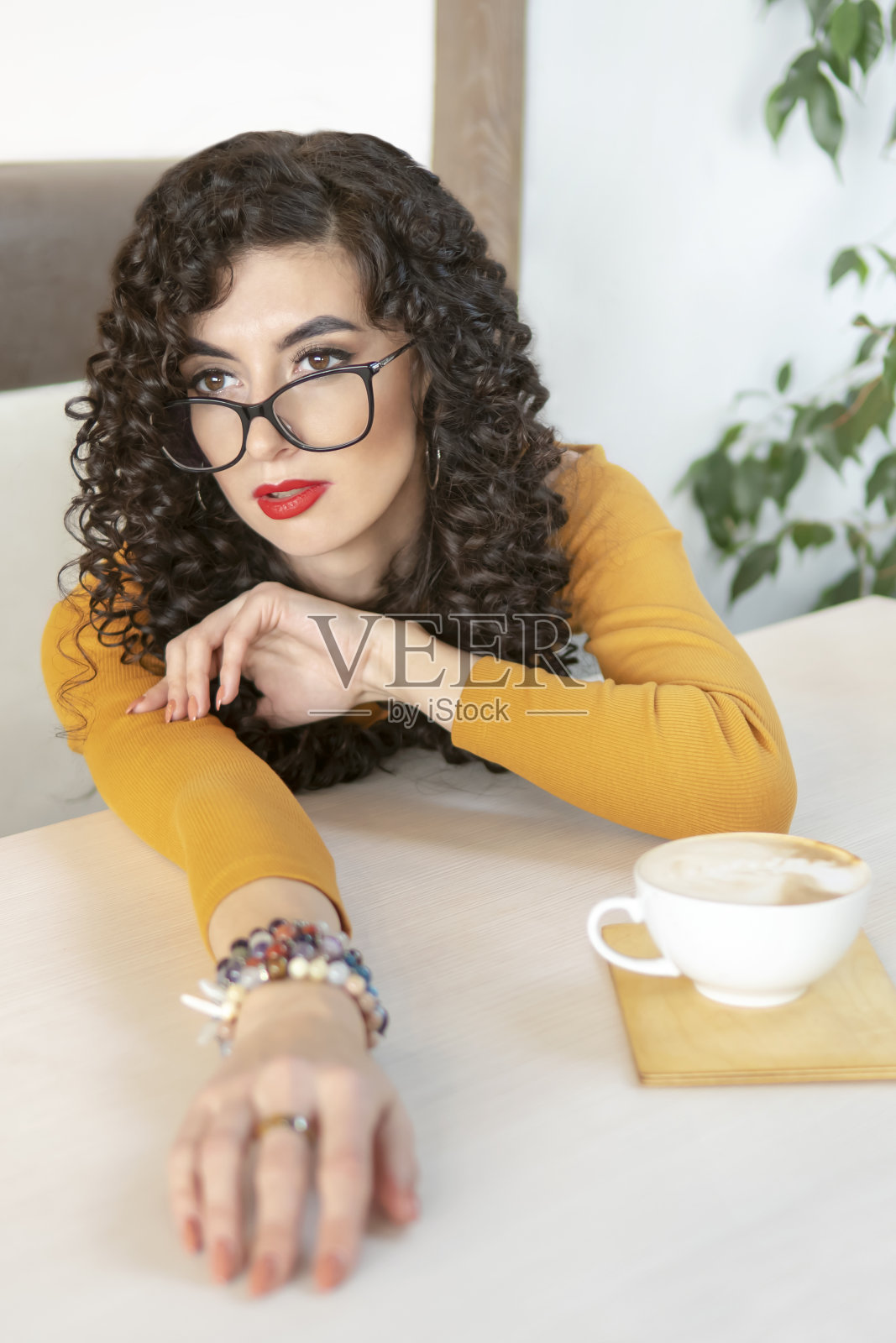一个戴眼镜的女人在咖啡厅的肖像照片摄影图片