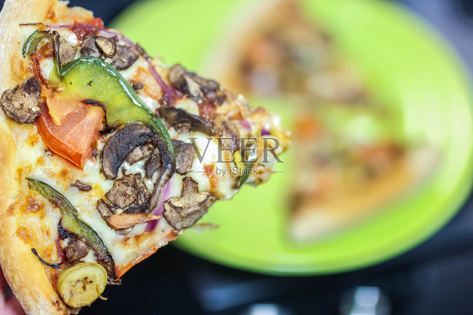 一片开胃的素食蔬菜披萨，配以甜椒，马苏里拉奶酪，洋葱，橄榄，西红柿，香槟，番茄酱照片摄影图片
