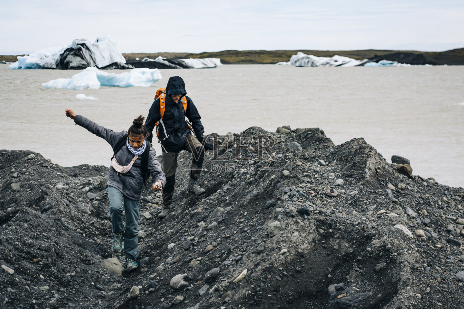 青少年探索的荒野地区和偏远的地方在冰岛，Fjallsjökull, Asturland，冰岛，欧洲照片摄影图片