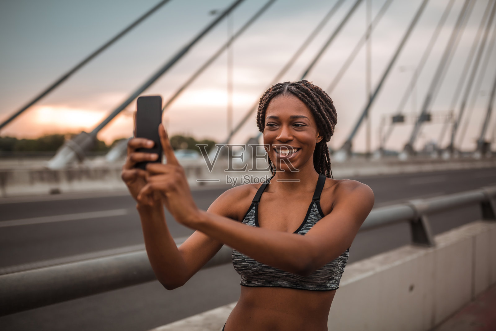 健身的非洲裔美国妇女在桥上自拍跑步结束后照片摄影图片