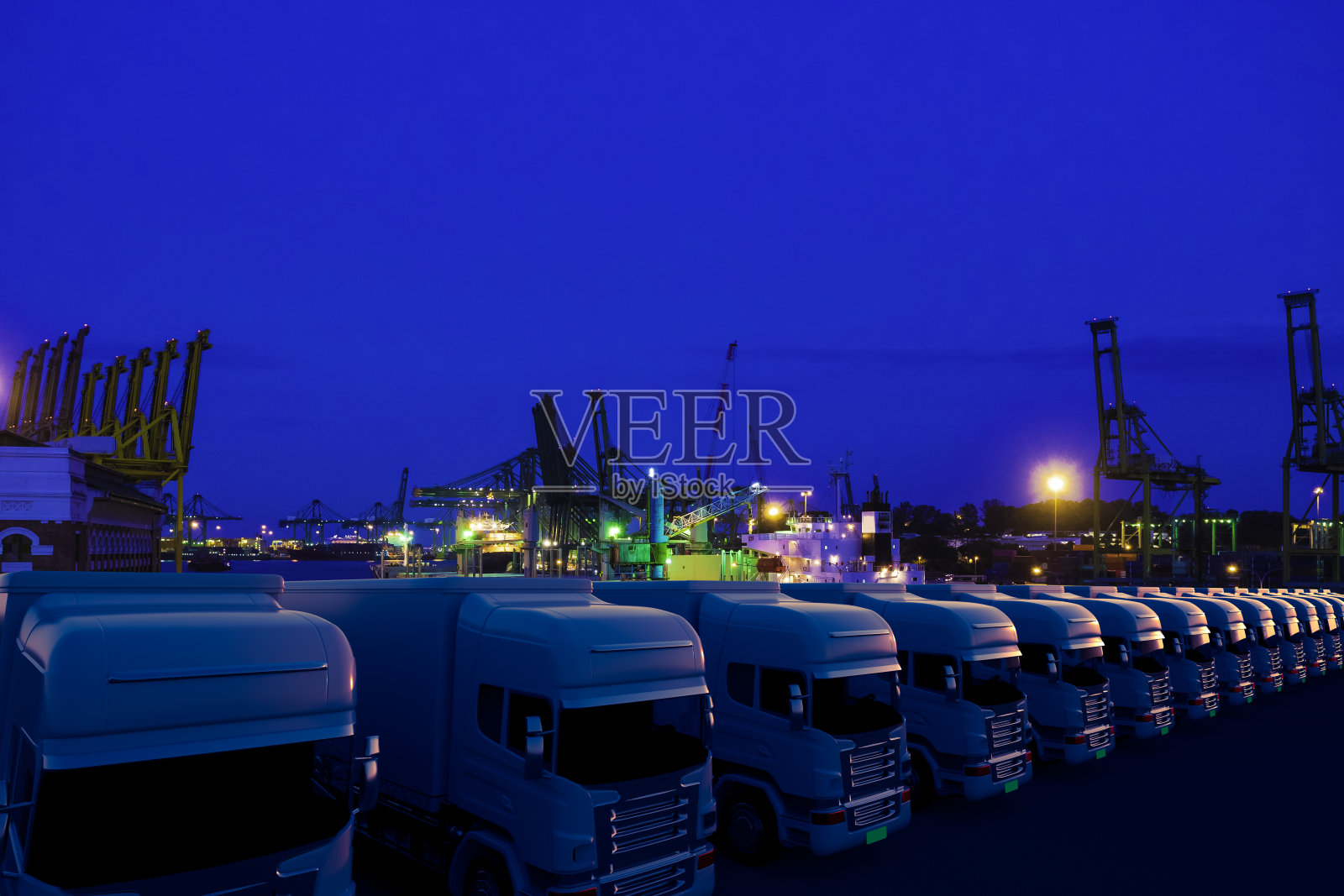 一排货物电动卡车停在商业码头照片摄影图片