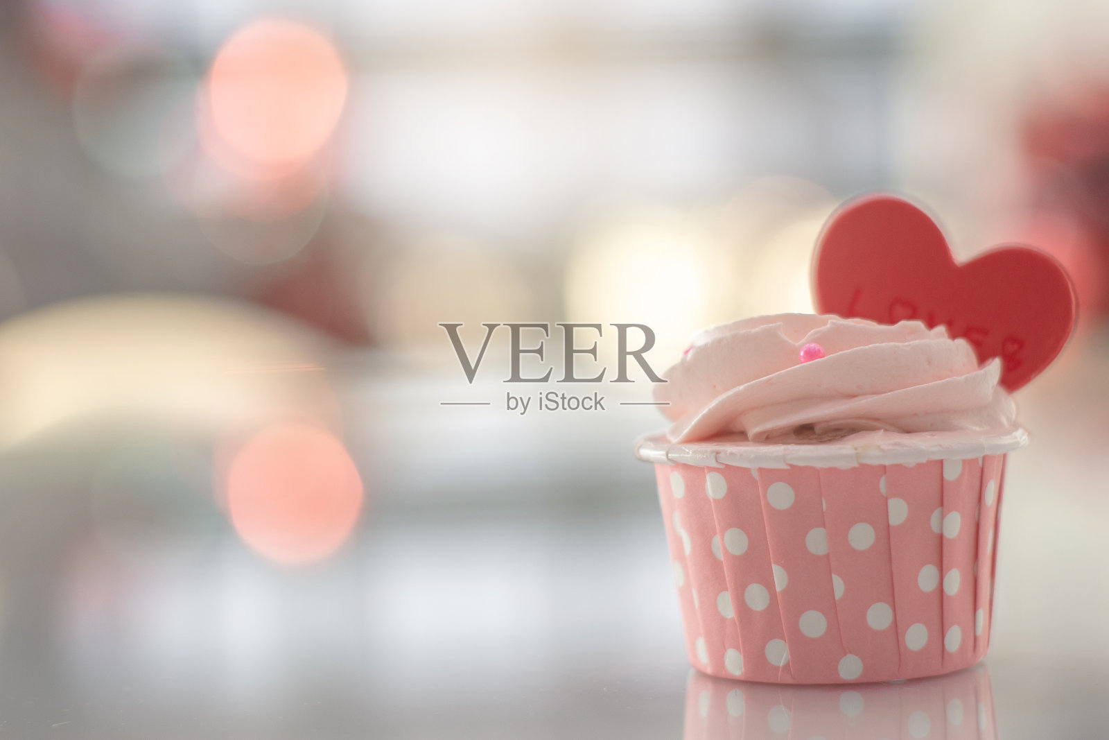 粉蛋糕，甜蜜的自制柔和的颜色，以散景模糊的背景为生日派对，情人节或婚礼蛋糕形象照片摄影图片