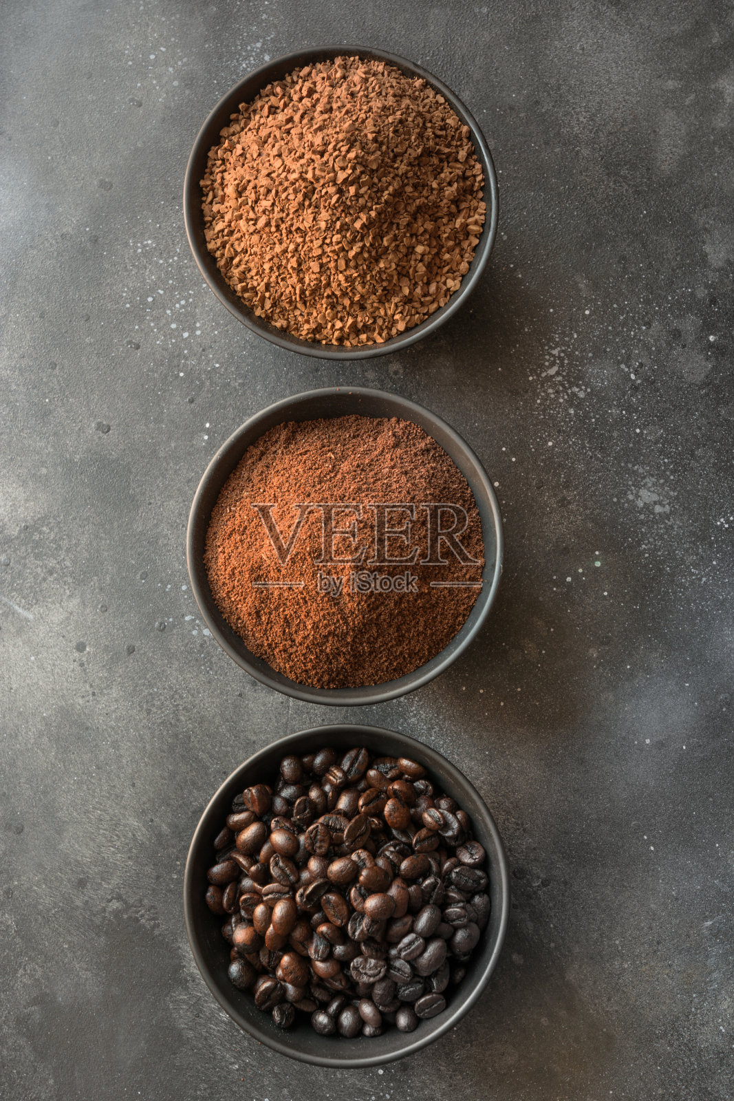 概念不同阶段的咖啡豆在碗上的黑暗。照片摄影图片