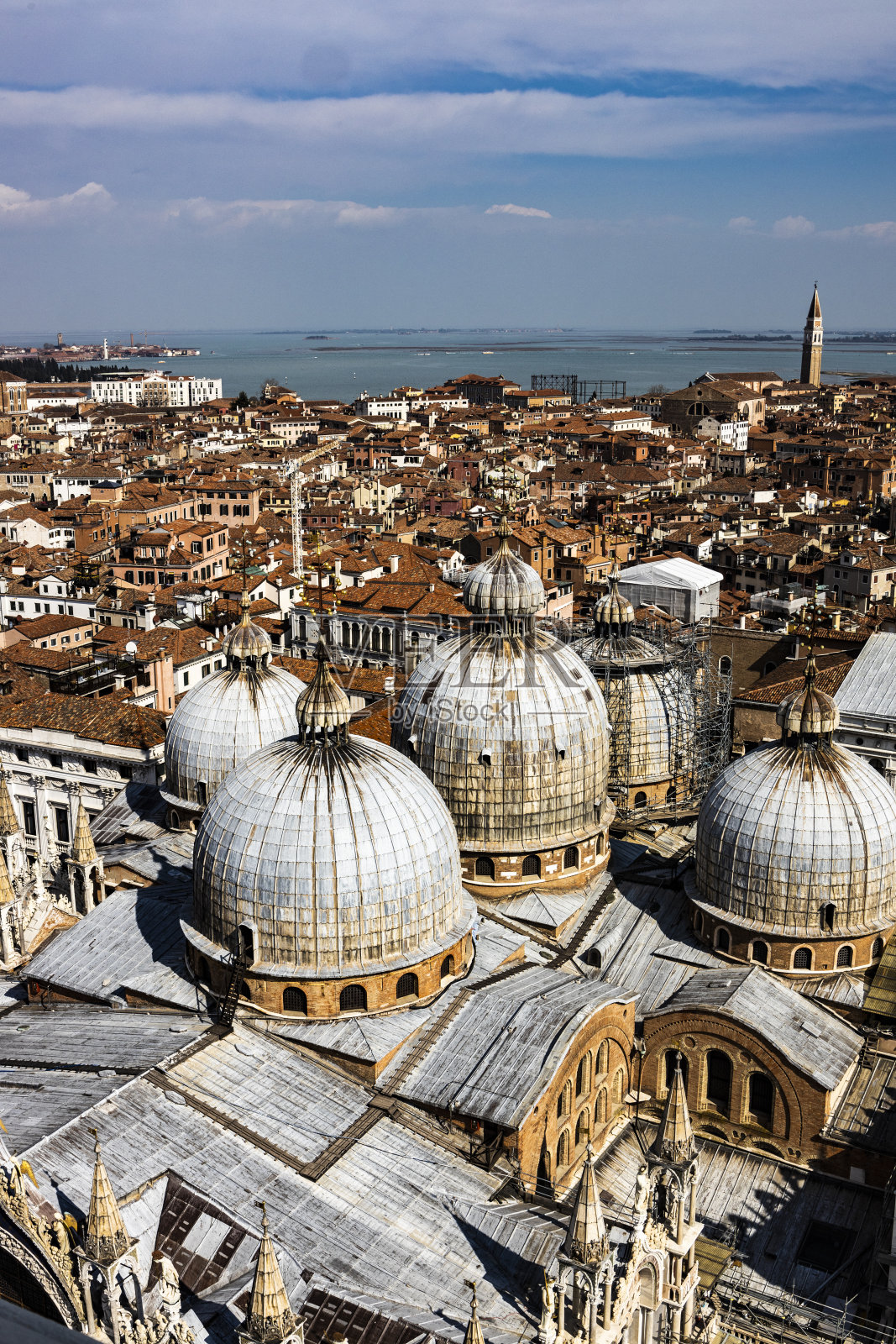 全景鸟瞰图的威尼斯与圣马可大教堂圆顶从圣马可坎帕尼勒，威尼托，意大利照片摄影图片